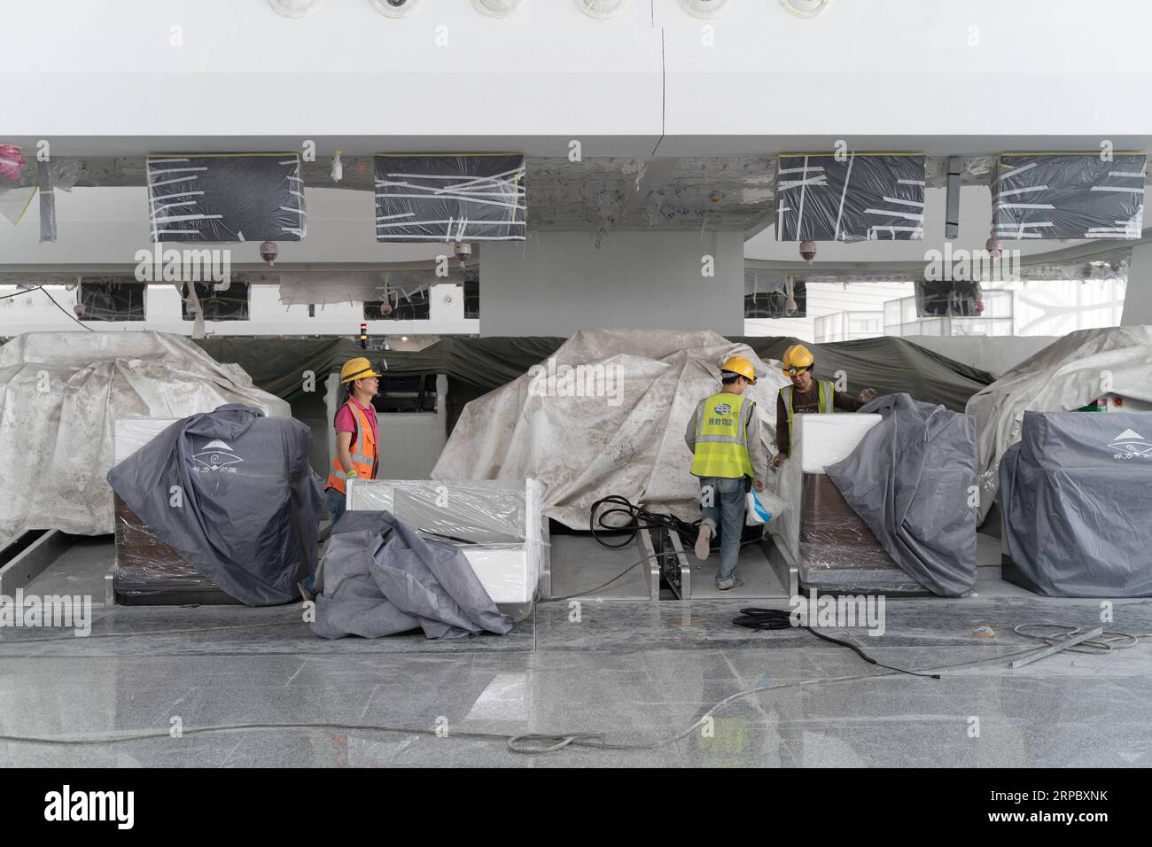 (190618) -- PEKING, 18. Juni 2019 (Xinhua) -- Arbeiter debuggen Geräte am Terminal Gebäude des Beijing Daxing International Airport in Peking, Hauptstadt von China, 18. Juni 2019. Der Bau des internationalen Flughafens Beijing Daxing wird voraussichtlich bis Ende dieses Monats abgeschlossen sein. Der neue Flughafen soll bis September 30 in Betrieb genommen werden. (Xinhua/Zhang Xiaoyu) CHINA-BEIJING-DAXING INT L AIRPORT-CONSTRUCTION (CN) PUBLICATIONxNOTxINxCHN Stockfoto