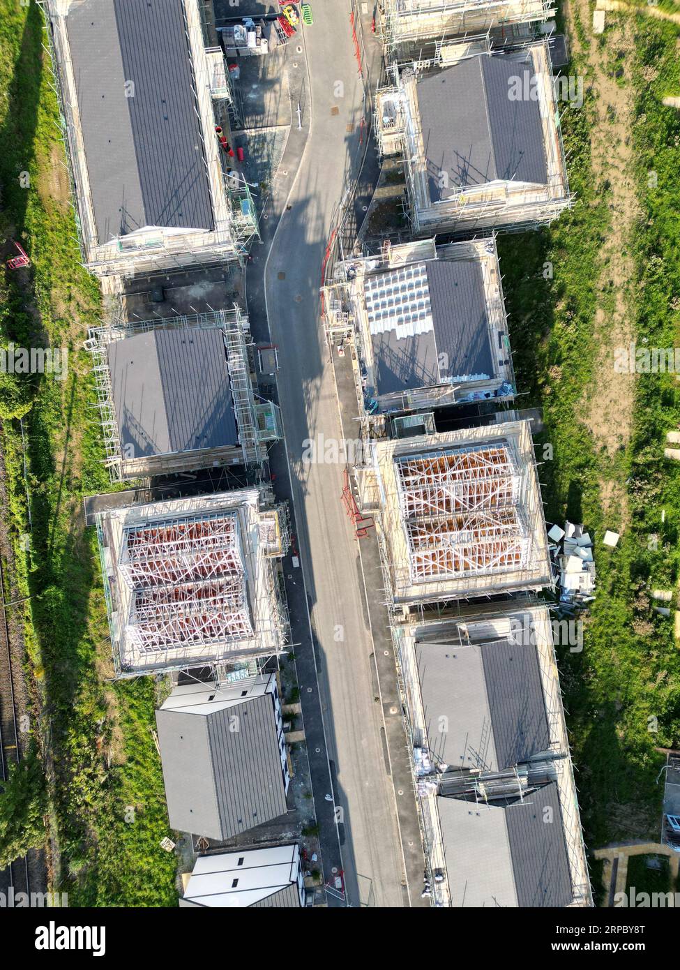 Luftaufnahme der Baustelle für modulare Wohnhäuser ( Ilke Homes ) Hereford UK, die zeigt, dass im September 2023 auf dem Brachfeld eine Schrägdach hinzugefügt wurde. Stockfoto
