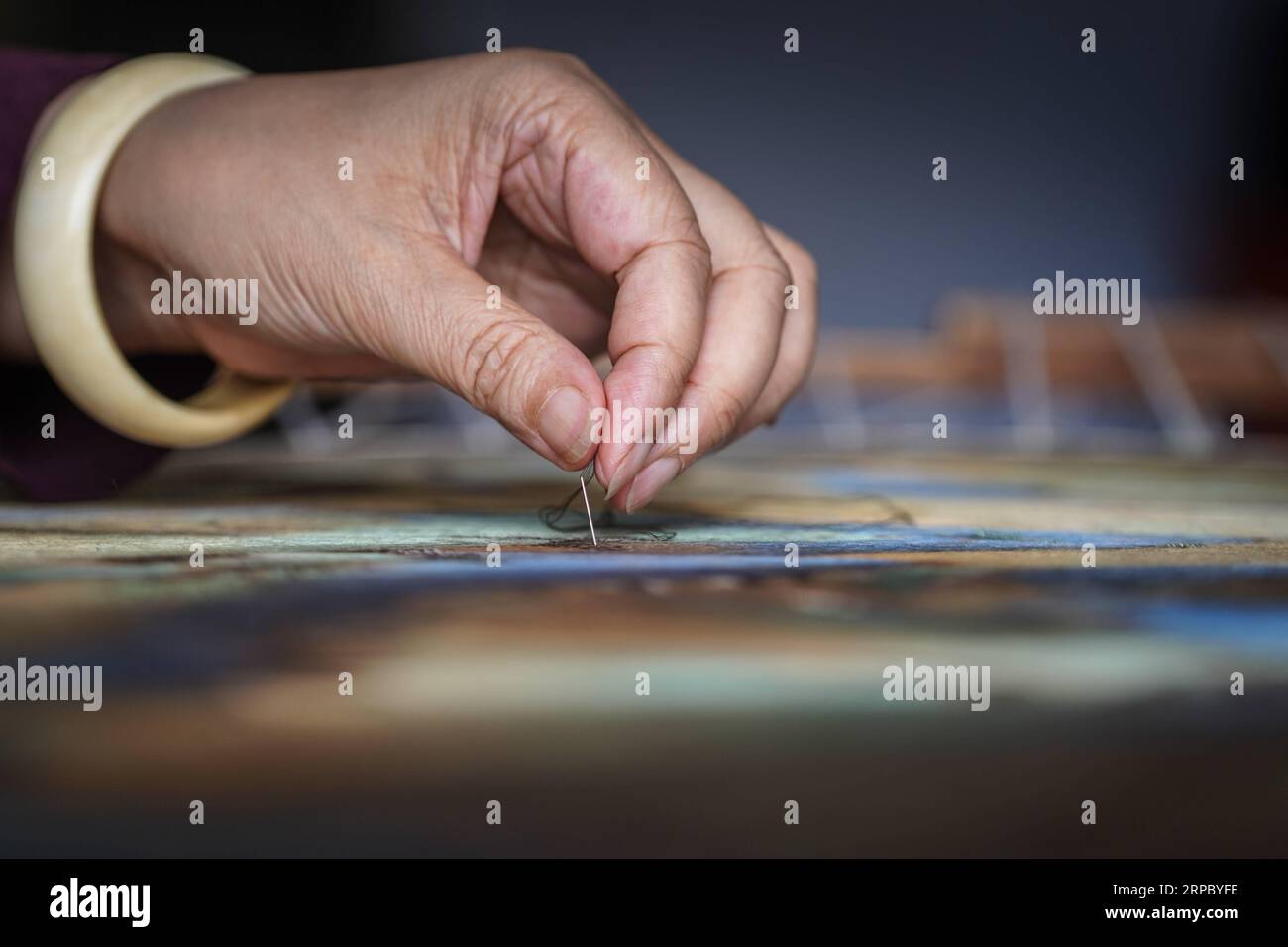 (190619) -- NANJING, 19. Juni 2019 (Xinhua) -- Yao Huifen stickt in ihrer Werkstatt in der Stadt Zhenhu in Suzhou, ostchinesische Provinz Jiangsu, 29. Mai 2019. Suzhou Embroidery, eine der vier berühmtesten Stickereien in China, stammt aus Suzhou und hat eine Geschichte von mehr als 2.000 Jahren. Bekannt für sein elegantes Muster, sein künstlerisches Design, seine feine Handarbeit und seine vielfältigen Nähte, wurde es 2006 als nationales immaterielles Kulturerbe Chinas aufgeführt. Yao Huifen, repräsentativer Erbe des Handwerks, wurde 1967 in Suzhou in einer Familie von Stickereien geboren. Beeinflusst von ihren Großeltern und ihrem Vater Stockfoto