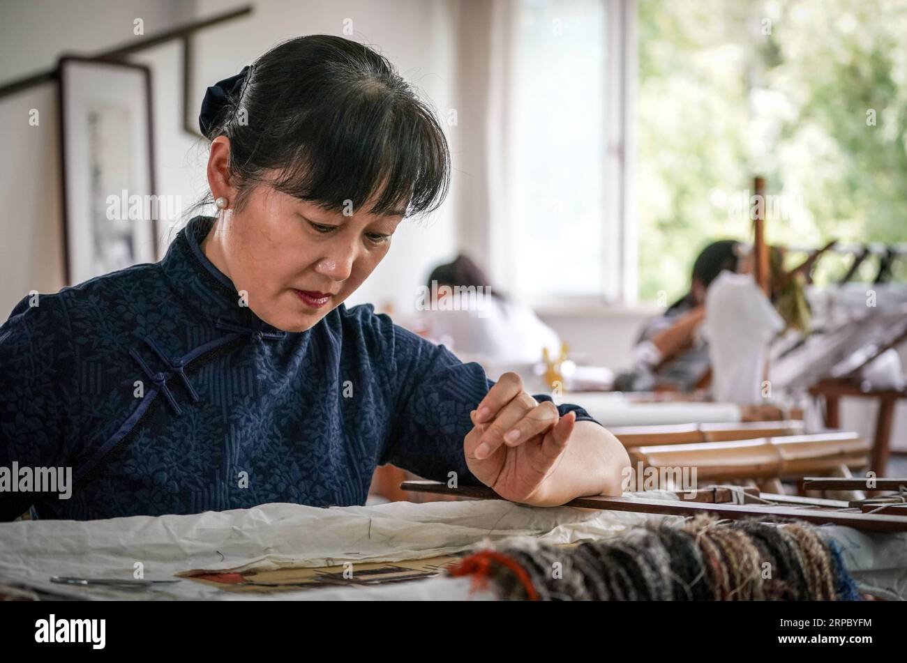 (190619) -- NANJING, 19. Juni 2019 (Xinhua) -- Yao Huifen stickt in ihrer Werkstatt in Zhenhu, Stadt Suzhou, ostchinesische Provinz Jiangsu, am 11. Juni 2019. Suzhou Embroidery, eine der vier berühmtesten Stickereien in China, stammt aus Suzhou und hat eine Geschichte von mehr als 2.000 Jahren. Bekannt für sein elegantes Muster, sein künstlerisches Design, seine feine Handarbeit und seine vielfältigen Nähte, wurde es 2006 als nationales immaterielles Kulturerbe Chinas aufgeführt. Yao Huifen, repräsentativer Erbe des Handwerks, wurde 1967 in Suzhou in einer Familie von Stickereien geboren. Beeinflusst von ihren Großeltern und p Stockfoto