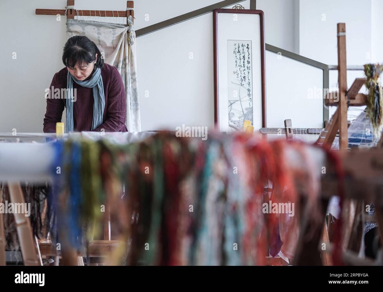 (190619) -- NANJING, 19. Juni 2019 (Xinhua) -- Yao Huifen bereitet sich auf die Arbeit in ihrem Workshop in der Stadt Zhenhu in Suzhou, ostchinesische Provinz Jiangsu, am 29. Mai 2019 vor. Suzhou Embroidery, eine der vier berühmtesten Stickereien in China, stammt aus Suzhou und hat eine Geschichte von mehr als 2.000 Jahren. Bekannt für sein elegantes Muster, sein künstlerisches Design, seine feine Handarbeit und seine vielfältigen Nähte, wurde es 2006 als nationales immaterielles Kulturerbe Chinas aufgeführt. Yao Huifen, repräsentativer Erbe des Handwerks, wurde 1967 in Suzhou in einer Familie von Stickereien geboren. Beeinflusst von ihren Großeltern und p Stockfoto