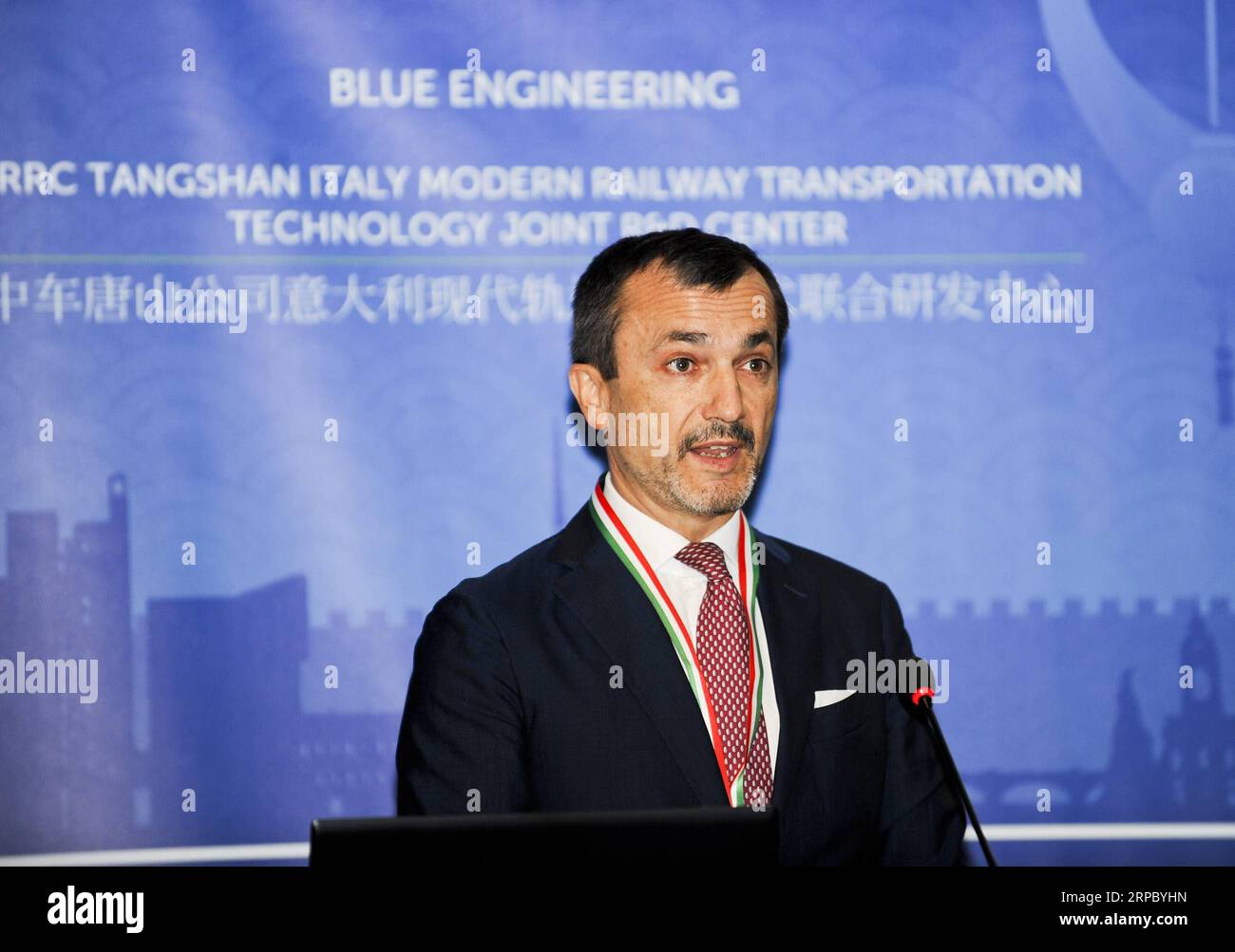 (190619) -- TURIN, 19. Juni 2019 (Xinhua) -- Dario Gallina, Präsident des Turiner Unternehmerverbandes, spricht bei der Eröffnungszeremonie des CRRC Tangshan Italy Modern Railway Transportation Technology Joint R&D Center in Turin, Italien, 18. Juni 2019. Das CRRC Tangshan hat am Dienstag in der norditalienischen Industriestadt Turin ein modernes Forschungs- und Entwicklungszentrum für den Schienenverkehr ins Leben gerufen, um die bilaterale Zusammenarbeit und Innovation im Bereich der Eisenbahntechnik zu verbessern. (Xinhua/Liu Yongqiu) ITALIEN-TURIN-CHINA-EISENBAHN-Forschungs- und ENTWICKLUNGSZENTRUM PUBLICATIONxNOTxINxCHN Stockfoto