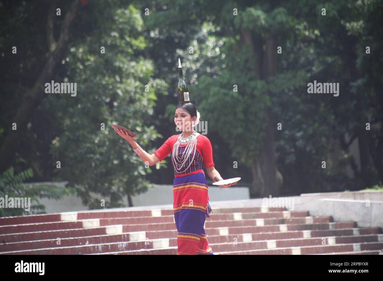 Dhaka Bangladesch, 09. August 2023. Stammesdarsteller tragen traditionelle Kostüme und führen einen traditionellen Tanz im Central Shaheed Minar in Dhak auf Stockfoto Dhaka Bangladesch, 09. August 2023. Stammesdarsteller tragen traditionelle Kostüme und führen einen traditionellen Tanz im Central Shaheed Minar in Dhak auf Stockfoto