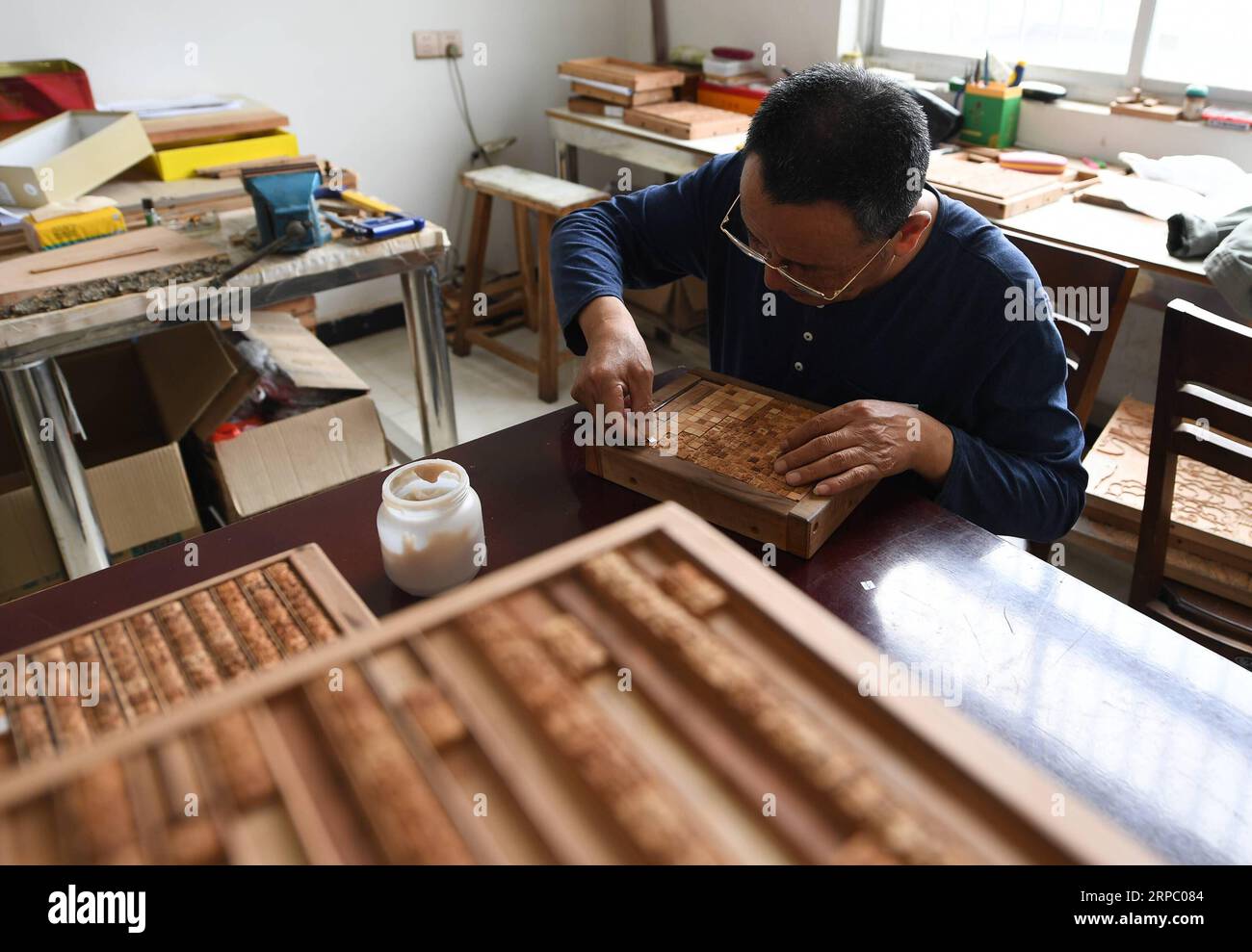 (190620) -- NANJING, 20. Juni 2019 (Xinhua) -- Chen Yishi arbeitet an Holzblöcken in einem Workshop in Hangji Stadt der Stadt Yangzhou, Ostchinesische Provinz Jiangsu, 18. Juni 2019. Der 72-jährige Chen Yishi wurde in einer Familie geboren, die sich in Yangzhou seit Generationen dem Holzschnitt widmet. Er ist ein Erbe dieses nationalen immateriellen Kulturerbes. Chen begann mit 10 Jahren unter der Leitung seines Vaters, Holzschnitt zu lernen. Seitdem widmet Chen sein Leben der Verfeinerung der Fähigkeiten und dem Unterrichten von Schülern, um das Handwerk für kommende Generationen am Leben zu erhalten. (Xinhua/Ji Chunpeng) CHINA-Y Stockfoto