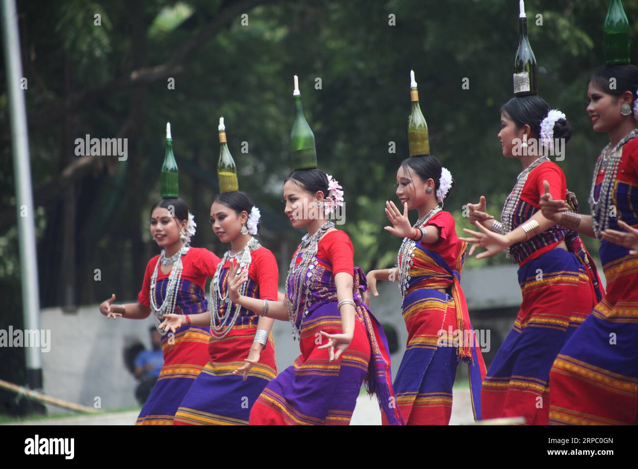 Dhaka Bangladesch, 09. August 2023. Stammesdarsteller tragen traditionelle Kostüme und führen einen traditionellen Tanz im Central Shaheed Minar in Dhak auf Stockfoto