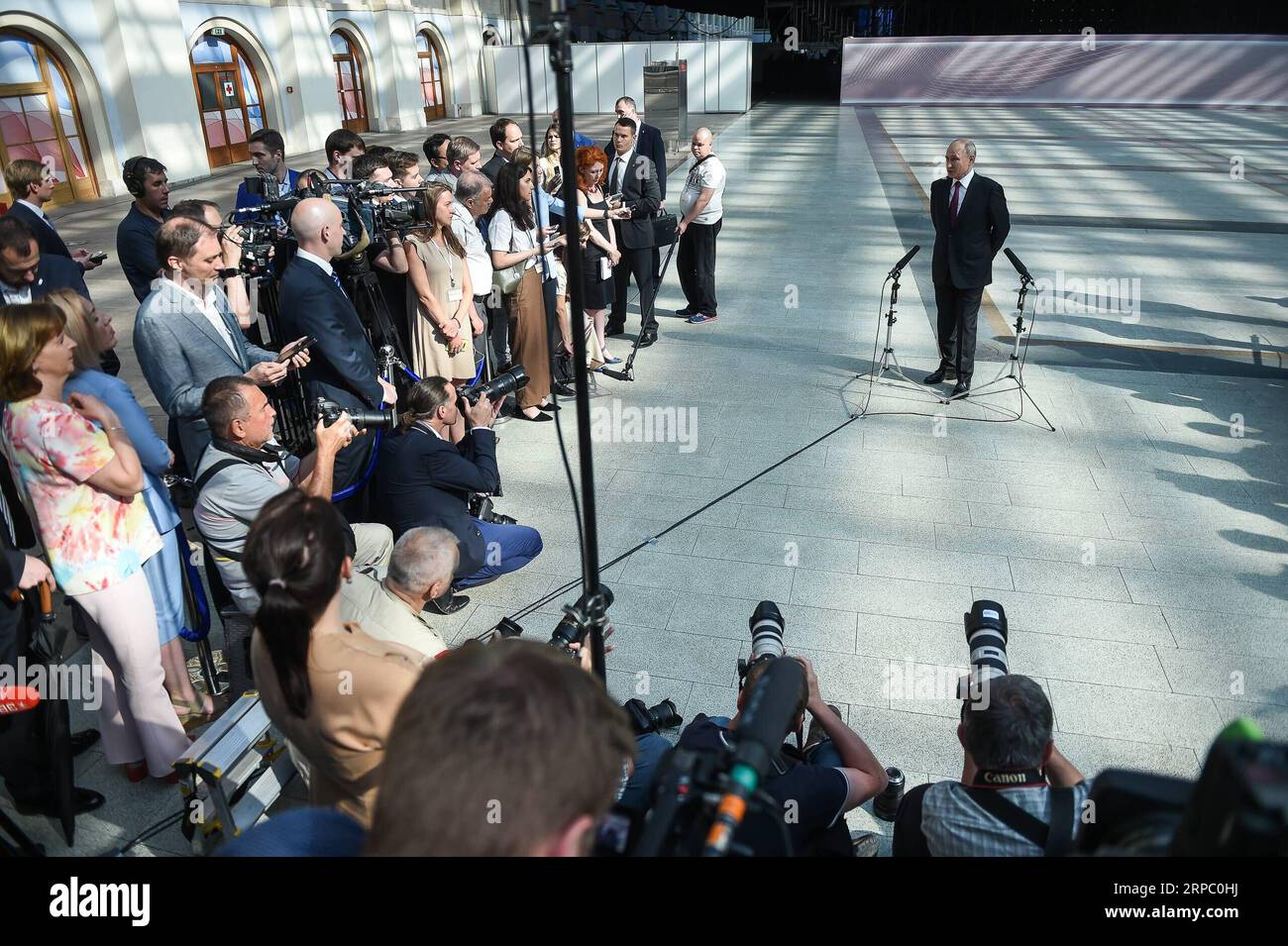 (190620) -- MOSKAU, 20. Juni 2019 (Xinhua) -- der russische Präsident Wladimir Putin beantwortet Fragen aus der Presse nach seiner jährlichen Live-Call-in-Sitzung in Moskau, Russland, 20. Juni 2019. Die Russen werden bereits in diesem Jahr Ergebnisse der nationalen Projekte des Landes sehen, die darauf abzielen, die nationale Wirtschaft zu modernisieren und den Lebensstandard anzuheben, sagte der russische Präsident Wladimir Putin am Donnerstag. Die Ergebnisse sollten jetzt spürbar sein -- dieses Jahr, nächstes Jahr, und so weiter. Dies sollte sich auch auf das Einkommen und die Gehälter auswirken, sagte Putin während seiner jährlichen Live-Call-in-Sitzung. ZU dritter LD Writethru: Putin Stockfoto