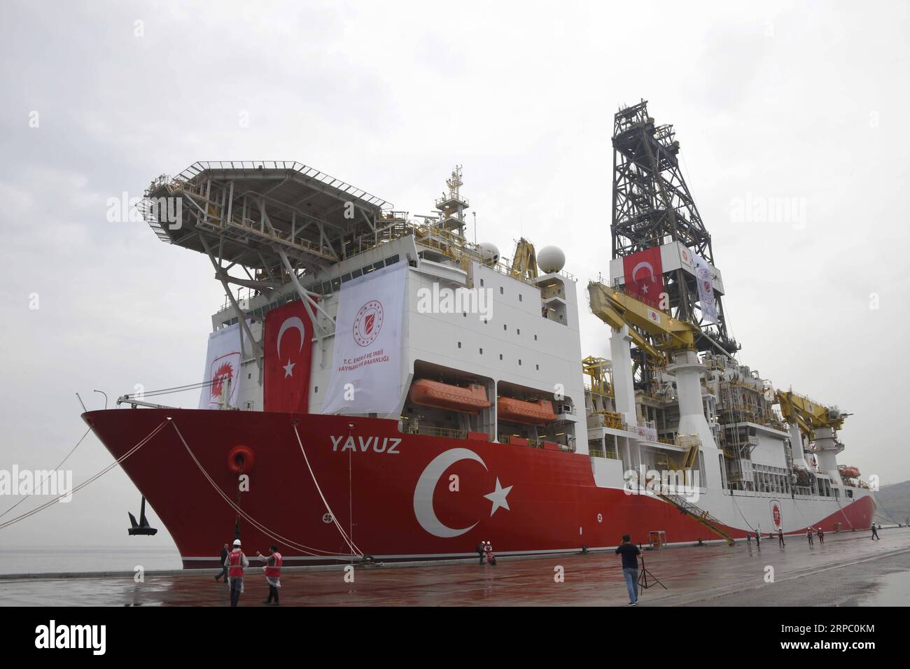 (190620) -- KOCAELI (TÜRKEI), 20. Juni 2019 (Xinhua) -- Foto vom 20. Juni 2019 zeigt das Bohrschiff Yavuz in einem Hafen in der Provinz Kocaeli, Türkei. Die Türkei schickte am Donnerstag ein neues Bohrschiff in das östliche Mittelmeer, was die Beziehungen zu ihren westlichen Verbündeten noch stärker belasten würde. Das zweite Tiefwasserbohrschiff, Yavuz, begann seine Reise nach einer Zeremonie in einem Hafen in der nordwestlichen Provinz Kocaeli der Türkei. (Xinhua/Xu Suhui) PUBLICATIONxNOTxINxCHN, TÜRKEI-KOCAELI-BOHRSCHIFF, ÖSTLICHES MITTELMEER Stockfoto