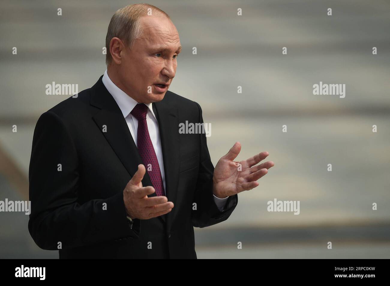 (190620) -- MOSKAU, 20. Juni 2019 (Xinhua) -- der russische Präsident Wladimir Putin beantwortet Fragen aus der Presse nach seiner jährlichen Live-Call-in-Sitzung in Moskau, Russland, 20. Juni 2019. Die Russen werden bereits in diesem Jahr Ergebnisse der nationalen Projekte des Landes sehen, die darauf abzielen, die nationale Wirtschaft zu modernisieren und den Lebensstandard anzuheben, sagte der russische Präsident Wladimir Putin am Donnerstag. Die Ergebnisse sollten jetzt spürbar sein -- dieses Jahr, nächstes Jahr, und so weiter. Dies sollte sich auch auf das Einkommen und die Gehälter auswirken, sagte Putin während seiner jährlichen Live-Call-in-Sitzung. ZU dritter LD Writethru: Putin Stockfoto