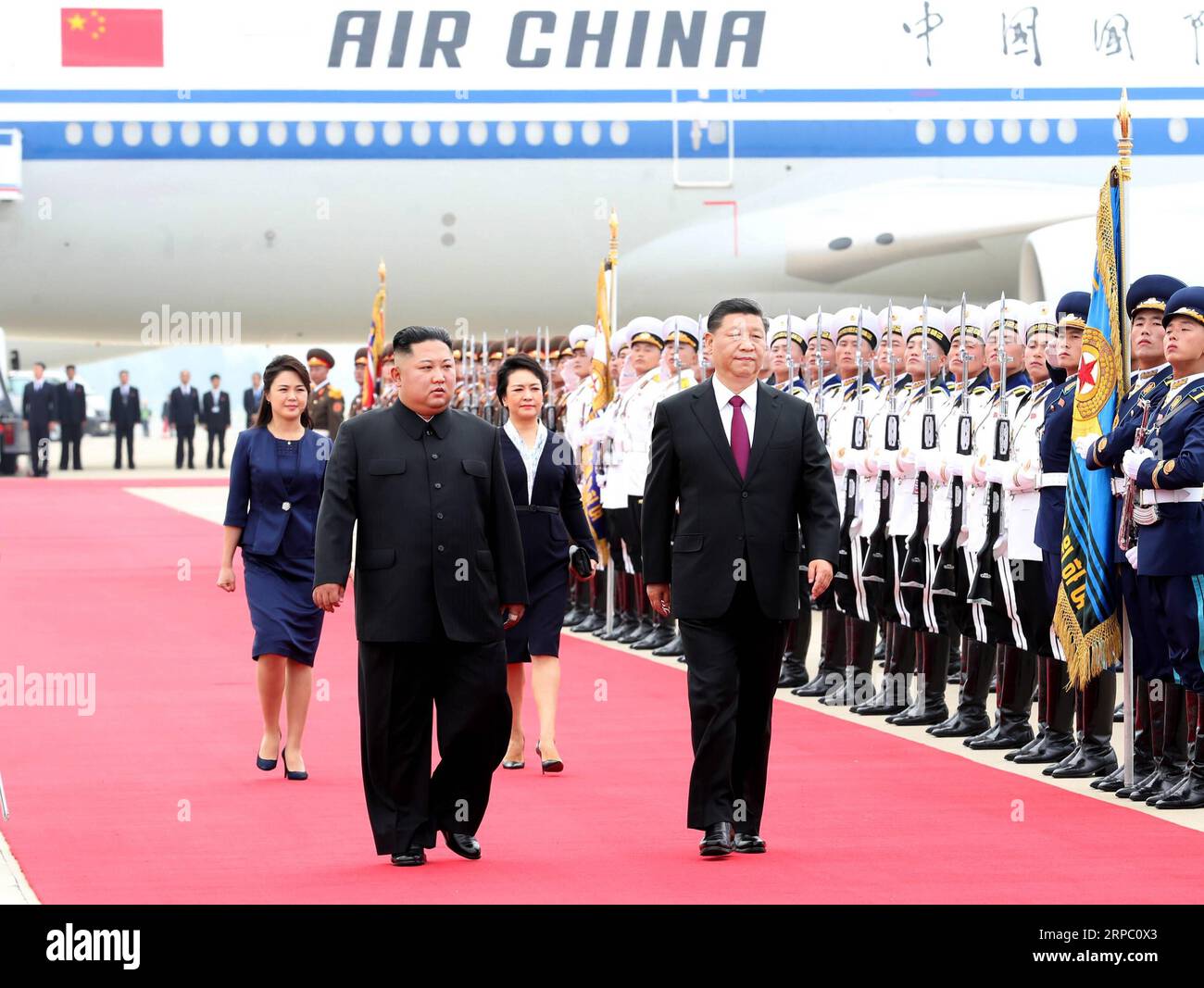 (190620) -- PJÖNGJANG, 20. Juni 2019 (Xinhua) -- eine große Begrüßungszeremonie wird von der Seite der Demokratischen Volksrepublik Korea (DVRK) für den Generalsekretär des Zentralkomitees der Kommunistischen Partei Chinas (KPCh) und den chinesischen Präsidenten Xi Jinping am Sunan International Airport in Pjöngjang (DVRK) am 20. Juni 2019 abgehalten. XI Jinping kam am Donnerstag zu einem Staatsbesuch in der DVRK. XI und seine Frau, Peng Liyuan, wurden neben der Rampe von Kim Jong UN, dem Vorsitzenden der Arbeiterpartei Koreas (WPK) und Vorsitzenden der Staatskommission der DVRK, und seiner Frau Ri Sol Ju begrüßt. (Xinhu Stockfoto