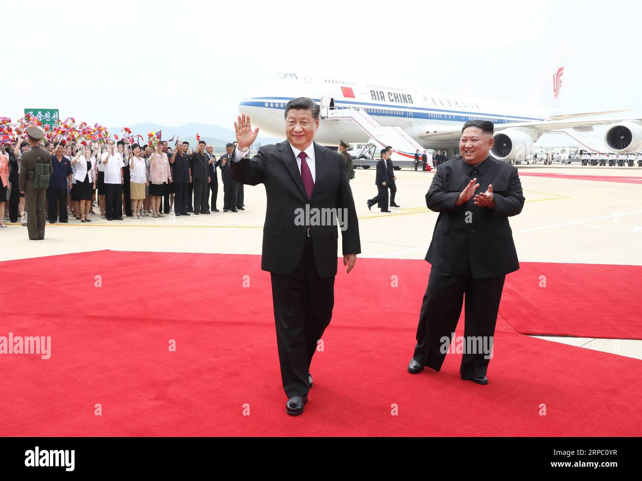 (190620) -- PJÖNGJANG, 20. Juni 2019 (Xinhua) -- eine große Begrüßungszeremonie wird von der Seite der Demokratischen Volksrepublik Korea (DVRK) für den Generalsekretär des Zentralkomitees der Kommunistischen Partei Chinas (KPCh) und den chinesischen Präsidenten Xi Jinping am Sunan International Airport in Pjöngjang (DVRK) am 20. Juni 2019 abgehalten. XI Jinping kam am Donnerstag zu einem Staatsbesuch in der DVRK. XI und seine Frau, Peng Liyuan, wurden neben der Rampe von Kim Jong UN, dem Vorsitzenden der Arbeiterpartei Koreas (WPK) und Vorsitzenden der Staatskommission der DVRK, und seiner Frau Ri Sol Ju begrüßt. (Xinhu Stockfoto