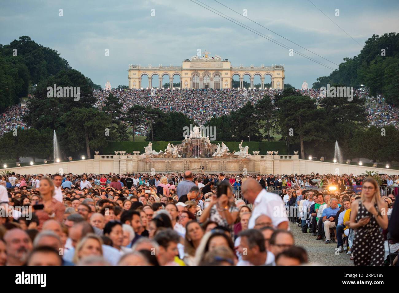 (190621) -- WIEN, 21. Juni 2019 (Xinhua) -- Menschen besuchen das Sommernachtskonzert im Schloss Schönbrunn in Wien, Österreich, 20. Juni 2019. Das Sommernachtskonzert 2019 wurde am Donnerstag im Wiener Schloss Schönbrunn zum Weltkulturerbe erklärt. Das jährliche Konzert wurde von den Wiener Philharmonikern aufgeführt und für das Publikum kostenlos. (Xinhua/Guo Chen) AUSTRIA-VIENNA-SUMMER NIGHT-CONCERT PUBLICATIONxNOTxINxCHN Stockfoto