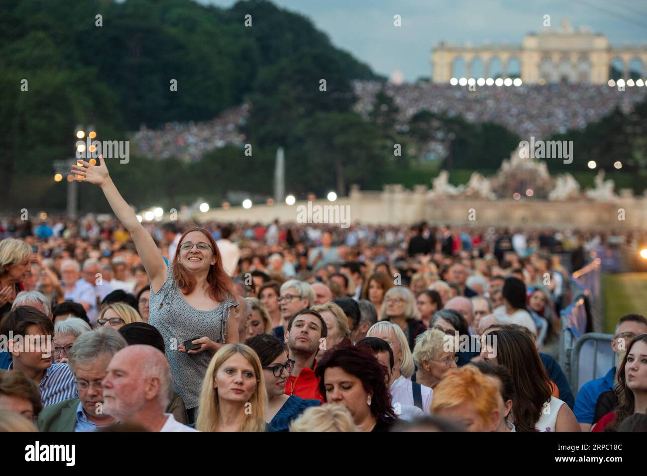 (190621) -- WIEN, 21. Juni 2019 (Xinhua) -- Menschen besuchen das Sommernachtskonzert im Schloss Schönbrunn in Wien, Österreich, 20. Juni 2019. Das Sommernachtskonzert 2019 wurde am Donnerstag im Wiener Schloss Schönbrunn zum Weltkulturerbe erklärt. Das jährliche Konzert wurde von den Wiener Philharmonikern aufgeführt und für das Publikum kostenlos. (Xinhua/Guo Chen) AUSTRIA-VIENNA-SUMMER NIGHT-CONCERT PUBLICATIONxNOTxINxCHN Stockfoto