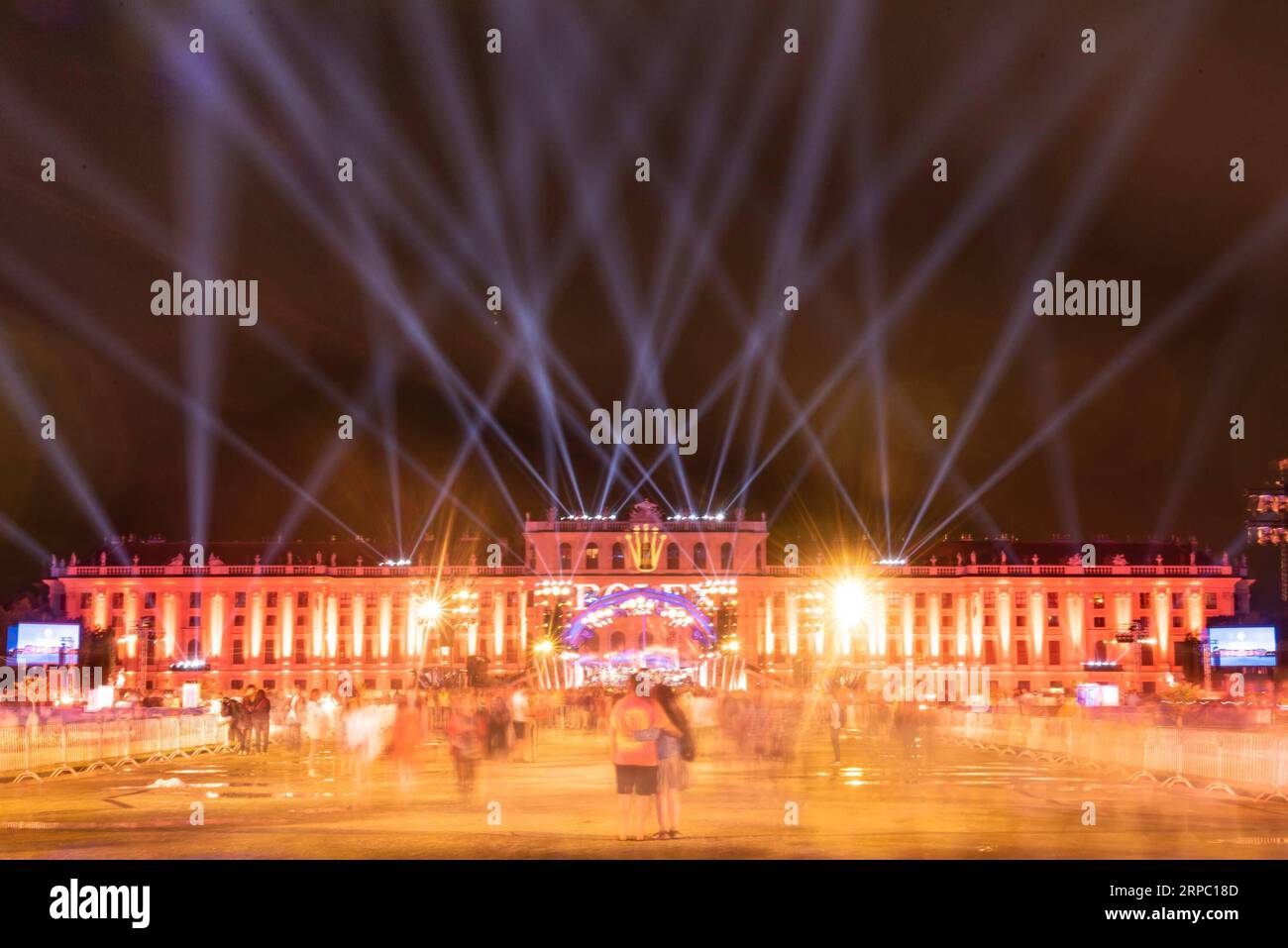 (190621) -- WIEN, 21. Juni 2019 (Xinhua) -- Menschen besuchen das Sommernachtskonzert im Schloss Schönbrunn in Wien, Österreich, 20. Juni 2019. Das Sommernachtskonzert 2019 wurde am Donnerstag im Wiener Schloss Schönbrunn zum Weltkulturerbe erklärt. Das jährliche Konzert wurde von den Wiener Philharmonikern aufgeführt und für das Publikum kostenlos. (Xinhua/Guo Chen) AUSTRIA-VIENNA-SUMMER NIGHT-CONCERT PUBLICATIONxNOTxINxCHN Stockfoto