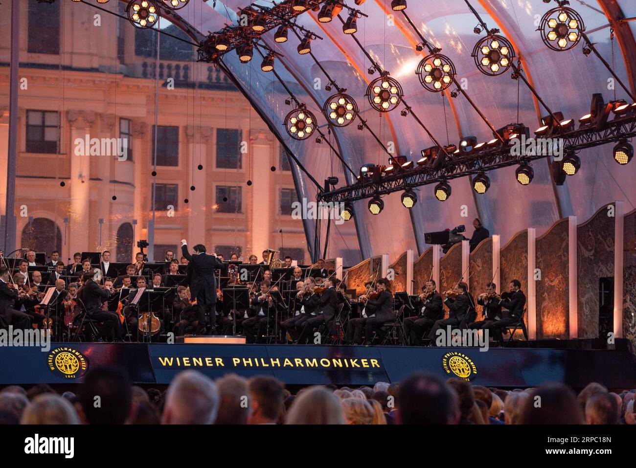 (190621) -- WIEN, 21. Juni 2019 (Xinhua) -- die Wiener Philharmoniker treten während des Sommernachtskonzerts im Schloss Schönbrunn in Wien, Österreich, am 20. Juni 2019 auf. Das Sommernachtskonzert 2019 wurde am Donnerstag im Wiener Schloss Schönbrunn zum Weltkulturerbe erklärt. Das jährliche Konzert wurde von den Wiener Philharmonikern aufgeführt und für das Publikum kostenlos. (Xinhua/Guo Chen) AUSTRIA-VIENNA-SUMMER NIGHT-CONCERT PUBLICATIONxNOTxINxCHN Stockfoto
