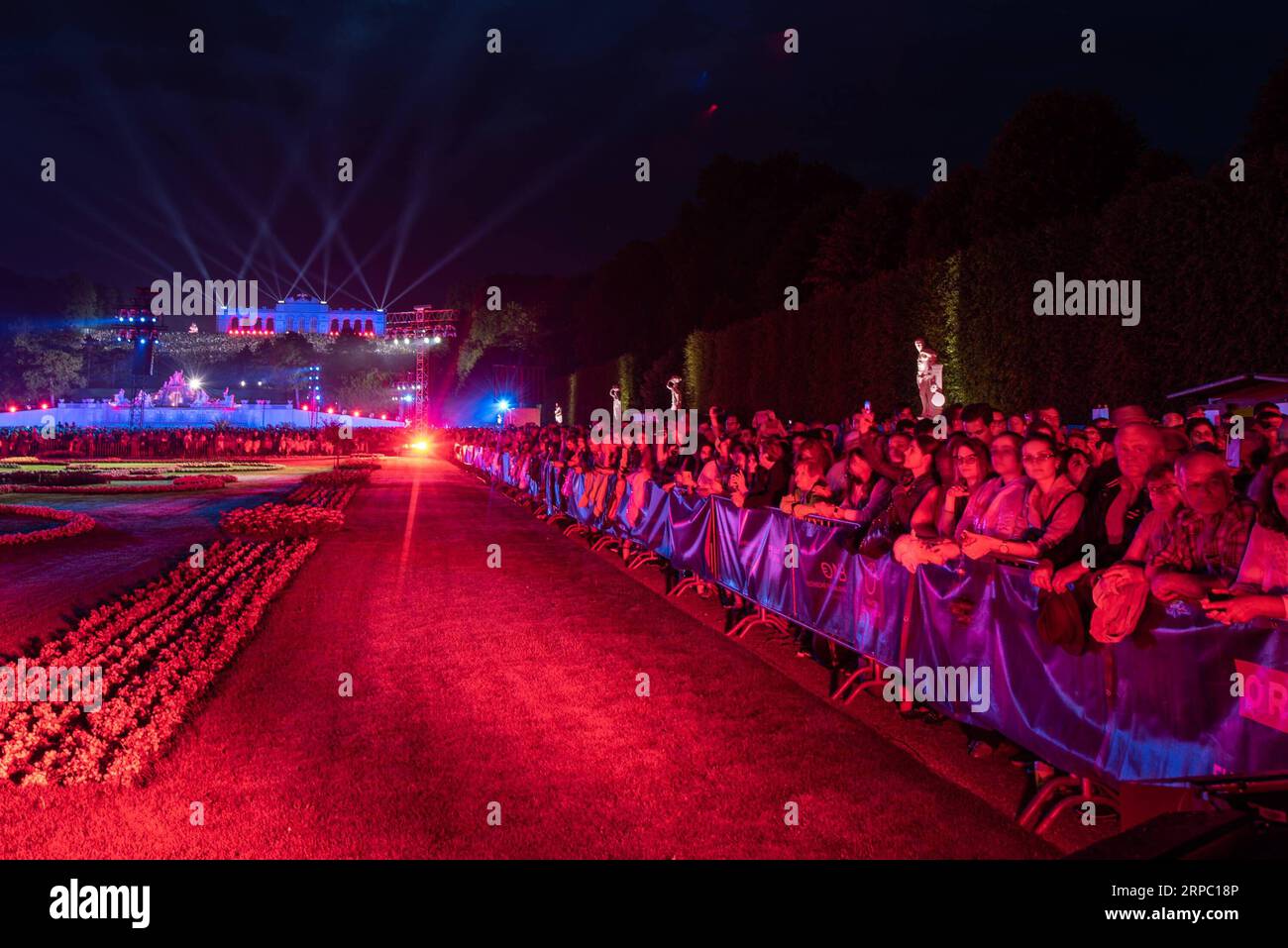 (190621) -- WIEN, 21. Juni 2019 (Xinhua) -- Menschen besuchen das Sommernachtskonzert im Schloss Schönbrunn in Wien, Österreich, 20. Juni 2019. Das Sommernachtskonzert 2019 wurde am Donnerstag im Wiener Schloss Schönbrunn zum Weltkulturerbe erklärt. Das jährliche Konzert wurde von den Wiener Philharmonikern aufgeführt und für das Publikum kostenlos. (Xinhua/Guo Chen) AUSTRIA-VIENNA-SUMMER NIGHT-CONCERT PUBLICATIONxNOTxINxCHN Stockfoto