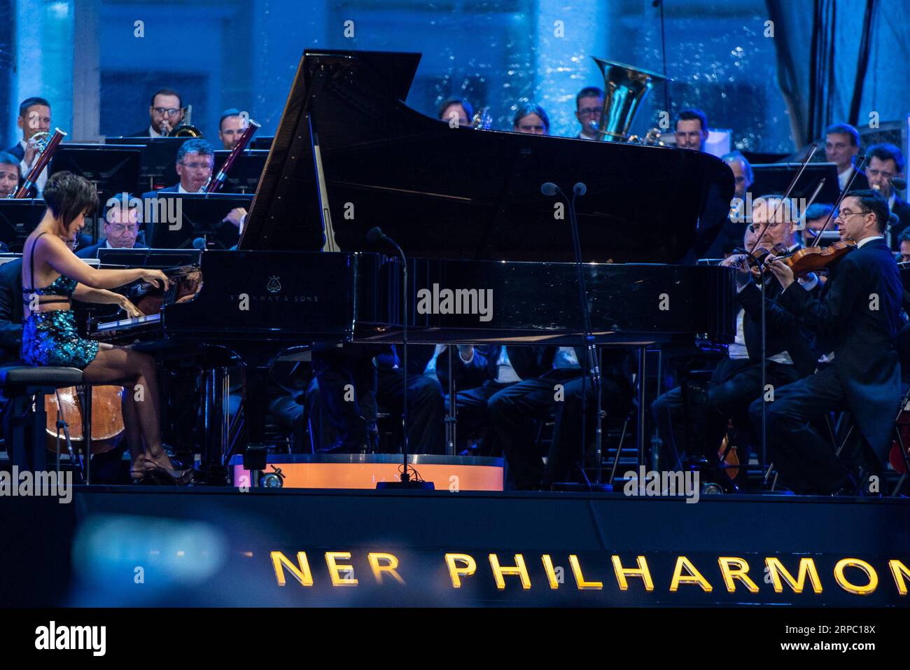 (190621) -- WIEN, 21. Juni 2019 (Xinhua) -- der chinesische Pianist Wang Yujia (1. L) tritt während des Sommernachtskonzerts am 20. Juni 2019 im Schloss Schönbrunn in Wien auf. Das Sommernachtskonzert 2019 wurde am Donnerstag im Wiener Schloss Schönbrunn zum Weltkulturerbe erklärt. Das jährliche Konzert wurde von den Wiener Philharmonikern aufgeführt und für das Publikum kostenlos. (Xinhua/Guo Chen) AUSTRIA-VIENNA-SUMMER NIGHT-CONCERT PUBLICATIONxNOTxINxCHN Stockfoto