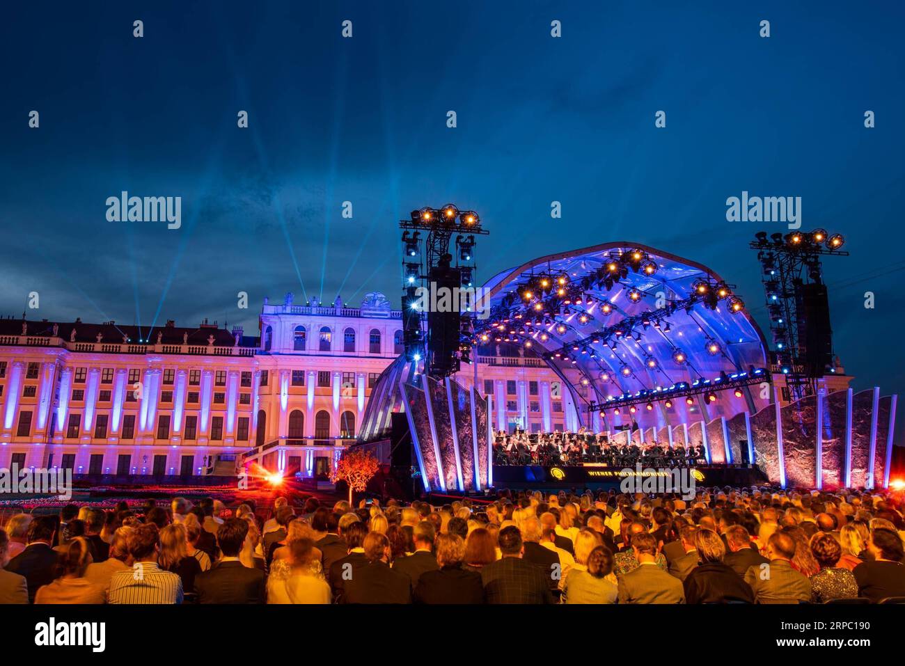 190621 -- WIEN, 21. Juni 2019 Xinhua -- Menschen besuchen das Sommernachtskonzert im Schloss Schönbrunn in Wien, 20. Juni 2019. Das Sommernachtskonzert 2019 wurde am Donnerstag im Wiener Schloss Schönbrunn zum Weltkulturerbe erklärt. Das jährliche Konzert wurde von den Wiener Philharmonikern aufgeführt und für das Publikum kostenlos. Xinhua/Guo Chen ÖSTERREICH-WIEN-SOMMER-NACHTKONZERT PUBLICATIONxNOTxINxCHN Stockfoto