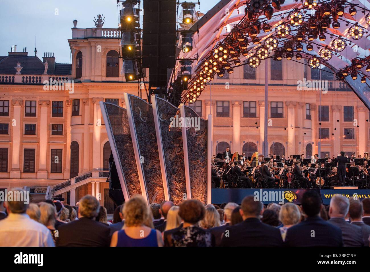(190621) -- WIEN, 21. Juni 2019 (Xinhua) -- Menschen besuchen das Sommernachtskonzert im Schloss Schönbrunn in Wien, Österreich, 20. Juni 2019. Das Sommernachtskonzert 2019 wurde am Donnerstag im Wiener Schloss Schönbrunn zum Weltkulturerbe erklärt. Das jährliche Konzert wurde von den Wiener Philharmonikern aufgeführt und für das Publikum kostenlos. (Xinhua/Guo Chen) AUSTRIA-VIENNA-SUMMER NIGHT-CONCERT PUBLICATIONxNOTxINxCHN Stockfoto