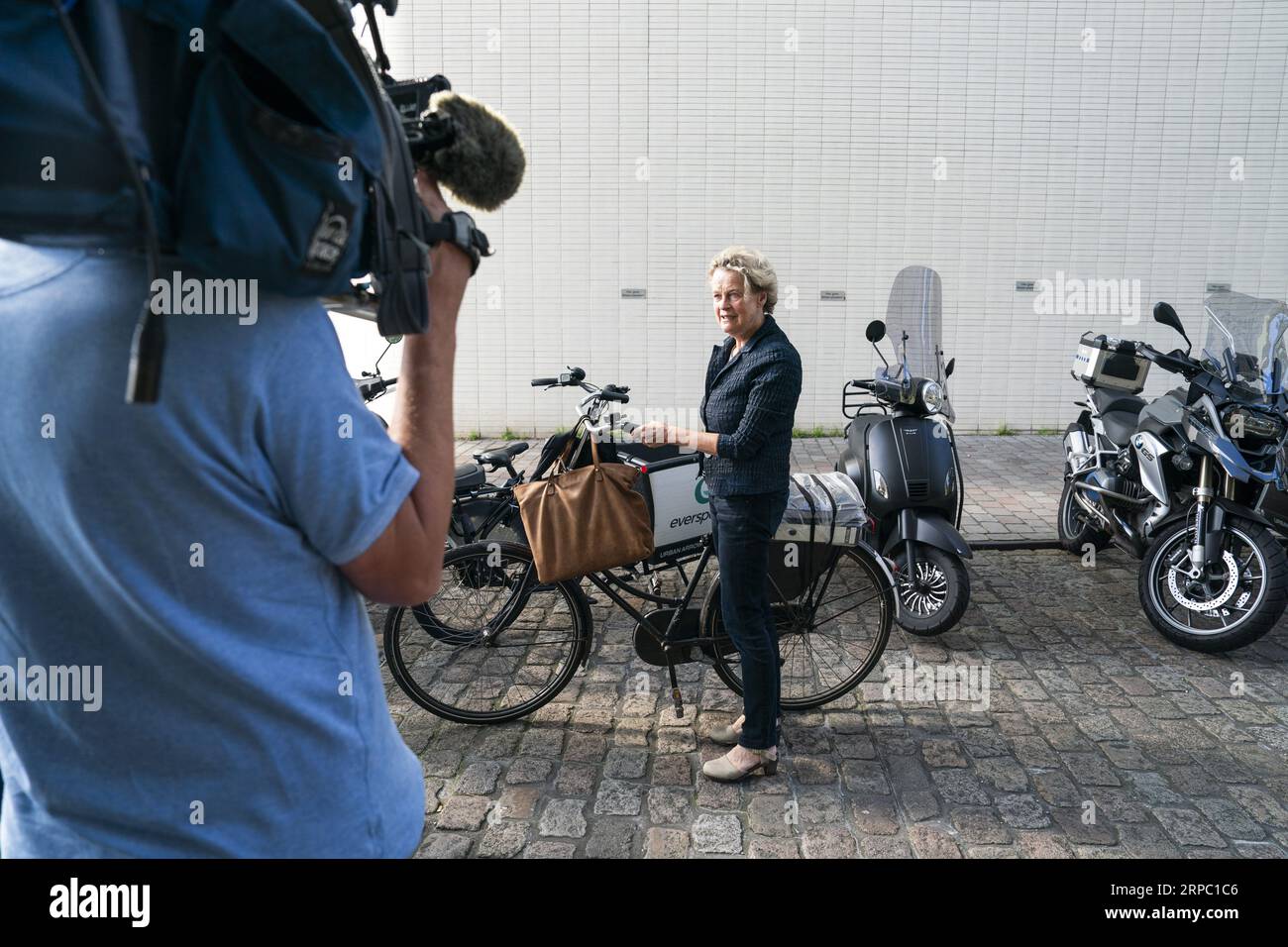 AMSTERDAM - die Rechtsanwältin Benedicte Ficq ist im Justizpalast, um im Namen von 2.700 Personen eine Gruppenbeschwerde gegen das Chemieunternehmen DuPont/Chemours einzureichen. Die Fabrik soll seit Jahren verheimlicht haben, dass das Grundwasser unter der Fabrik und in der Umgebung ernsthaft mit Substanzen kontaminiert worden sei, die unter schädliche PFAS fallen und die öffentliche Gesundheit gefährden. ANP JEROEN JUMELET niederlande raus - belgien raus Stockfoto