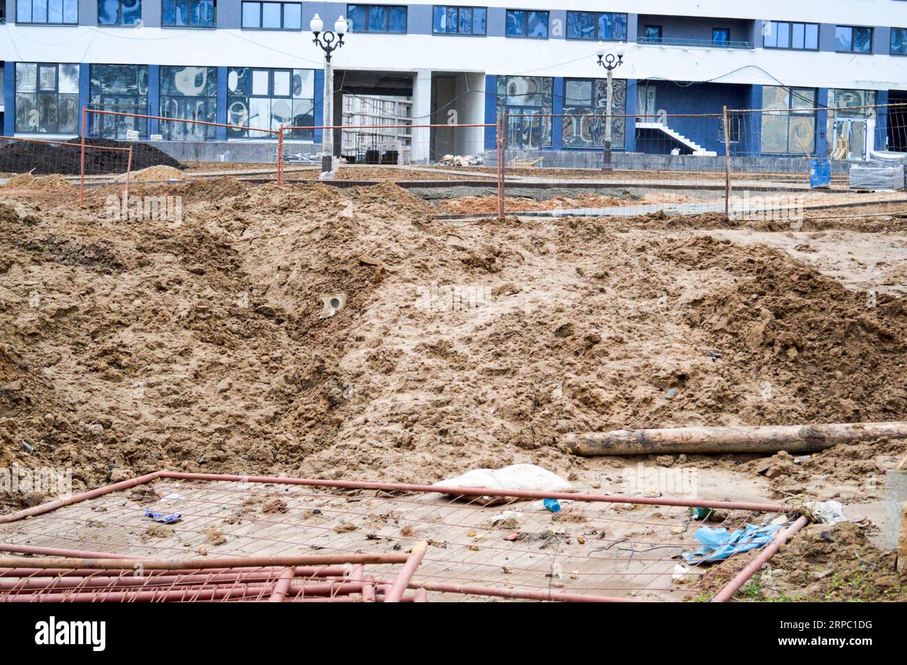 Bau eines großen mehrstöckigen komfortablen Betonzementgebäudes modernes, mehrstöckiges Gebäude mit monolithischem Rahmen und Fenstern, Wänden und Balkonen. Stockfoto