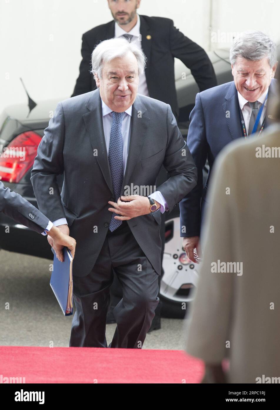 (190621) - GENF, 21. Juni 2019 -- der Generalsekretär der Vereinten Nationen Antonio Guterres kommt zum letzten Tag der Tagung der Internationalen Arbeitskonferenz zum 100. Jahrestag der Internationalen Arbeitsorganisation (IAO) in Genf, Schweiz, 21. Juni 2019. Guterres lobte am Freitag die Internationale Arbeitsorganisation (IAO) dafür, dass sie die vor hundert Jahren angezündete Fackel weiterführte, um beim Aufbau einer neuen Welt zu helfen. ) SCHWEIZ-GENF-GUTERRES-ILO-100 JAHRE XUXJINQUAN PUBLICATIONXNOTXINXCHN Stockfoto