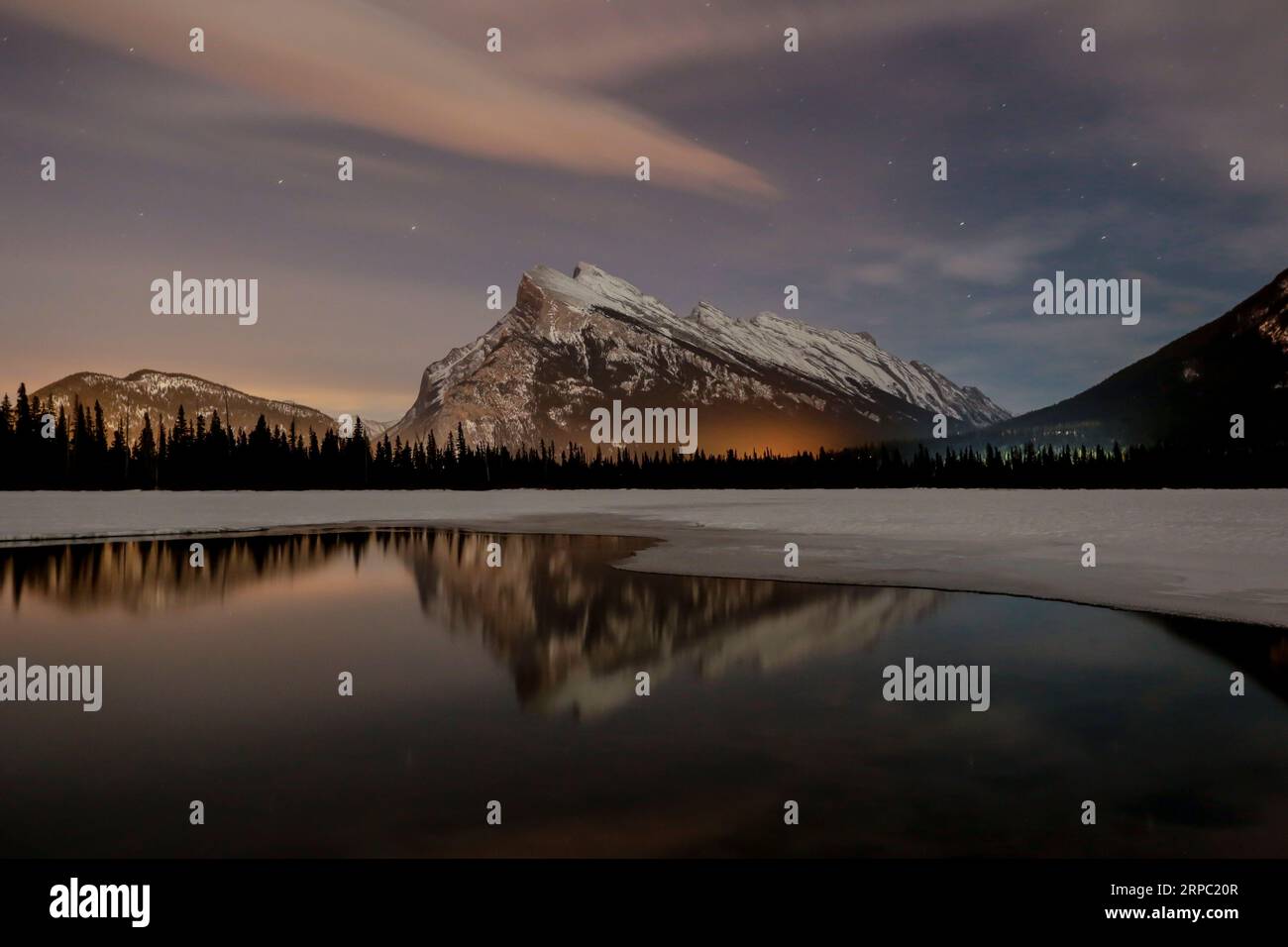 Sonnenaufgang Blick auf Berge, See Stockfoto