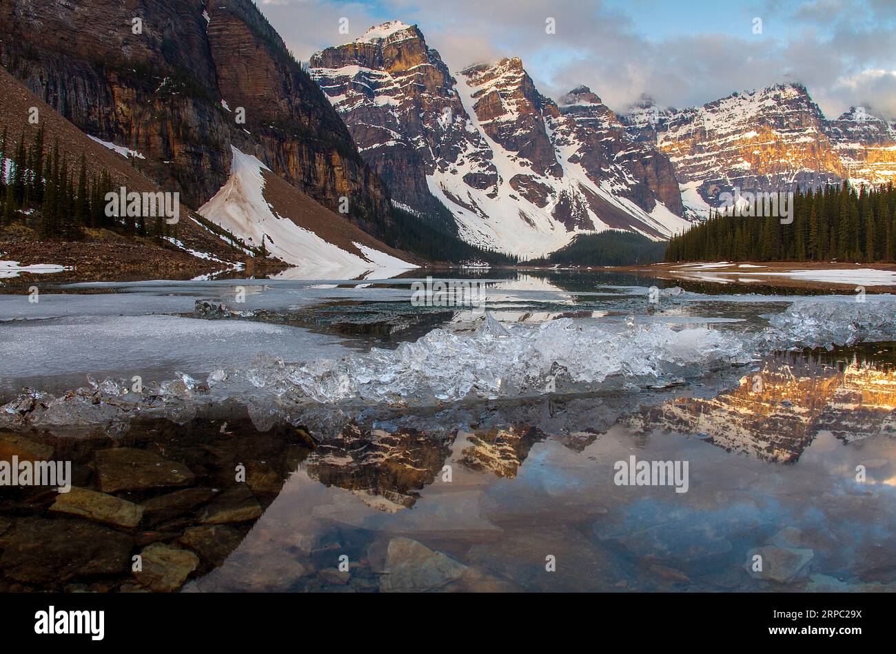 Blick auf den See und die Berge Stockfoto