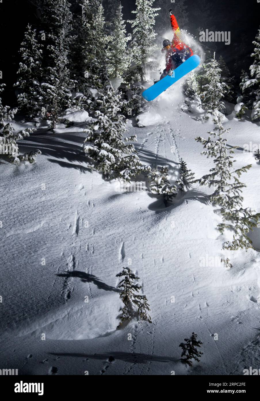 Snowboarder macht einen Trick Stockfoto
