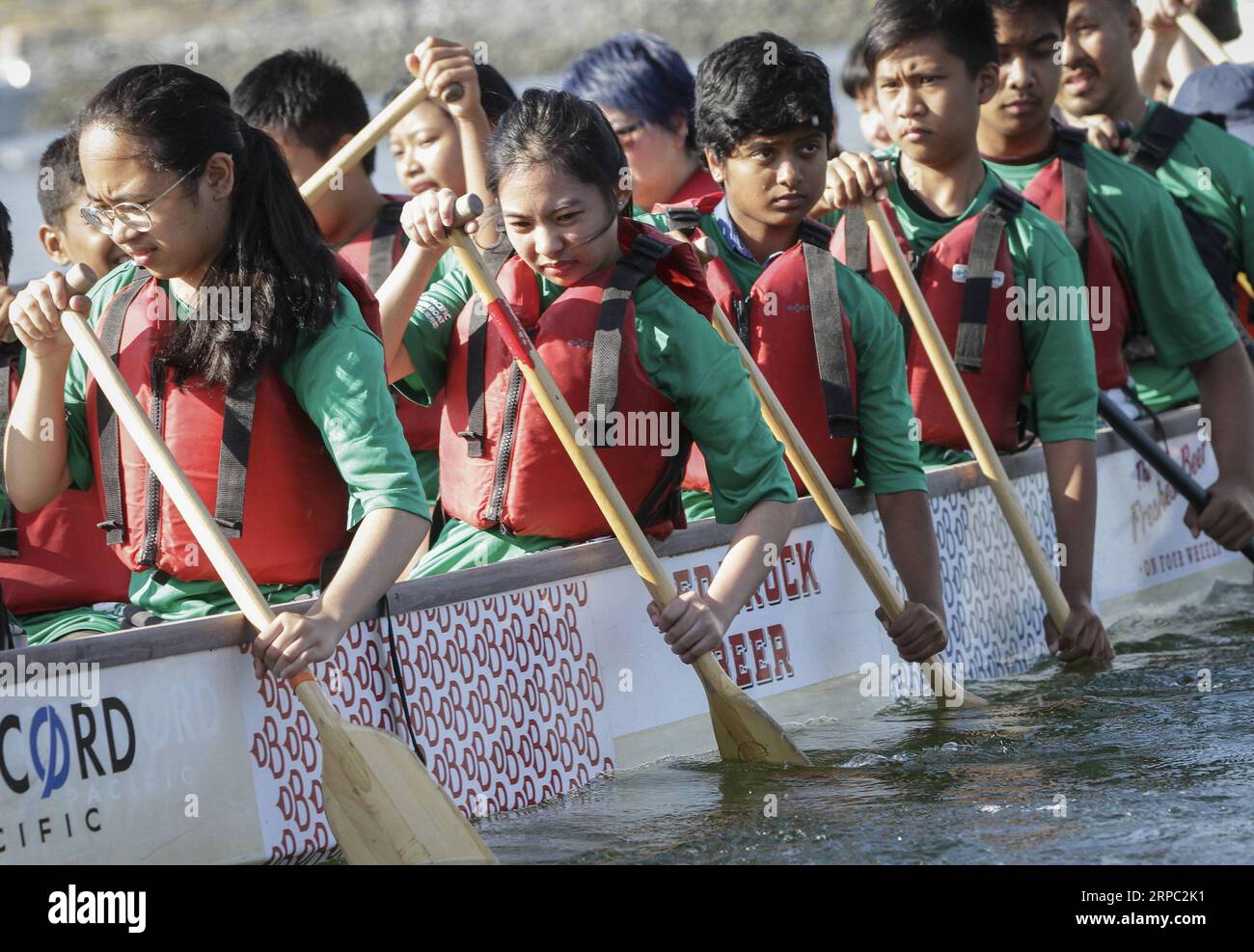 (190622) -- VANCOUVER, 22. Juni 2019 -- Teilnehmer nehmen an einem Drachenbootrennen während des 31. Vancouver International Dragon Boat Festivals in Vancouver, Kanada, am 21. Juni 2019 Teil. Das 31. Vancouver International Dragon Boat Festival zog mehr als 5.500 Paddler aus der ganzen Welt an, um während der dreitägigen Veranstaltung auf dem Wasser zu konkurrieren. ) CANADA-VANCOUVER-DRAGON BOAT FESTIVAL LiangxSen PUBLICATIONxNOTxINxCHN Stockfoto
