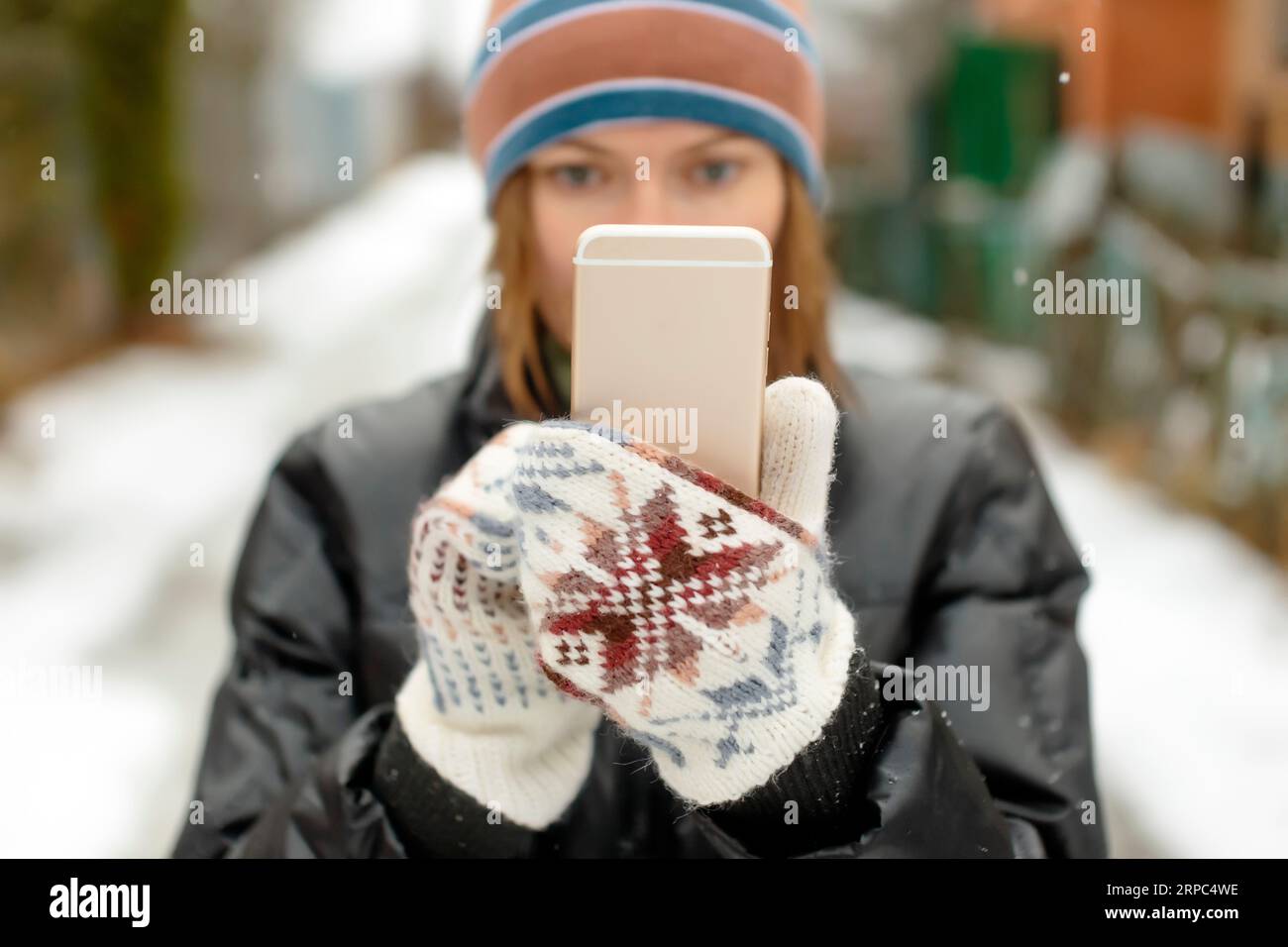 Frau in Winterhandschuhen mit Smartphone, Moskau, Russland Stockfoto