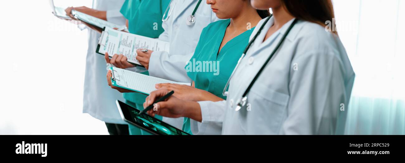 Medizinisches Team mit Ärzteschwester und Spezialisten im Gesundheitswesen arbeiten im Krankenhaus mit Laptop und Tablet zusammen. Medizinischer Arbeitsplatz und Stockfoto