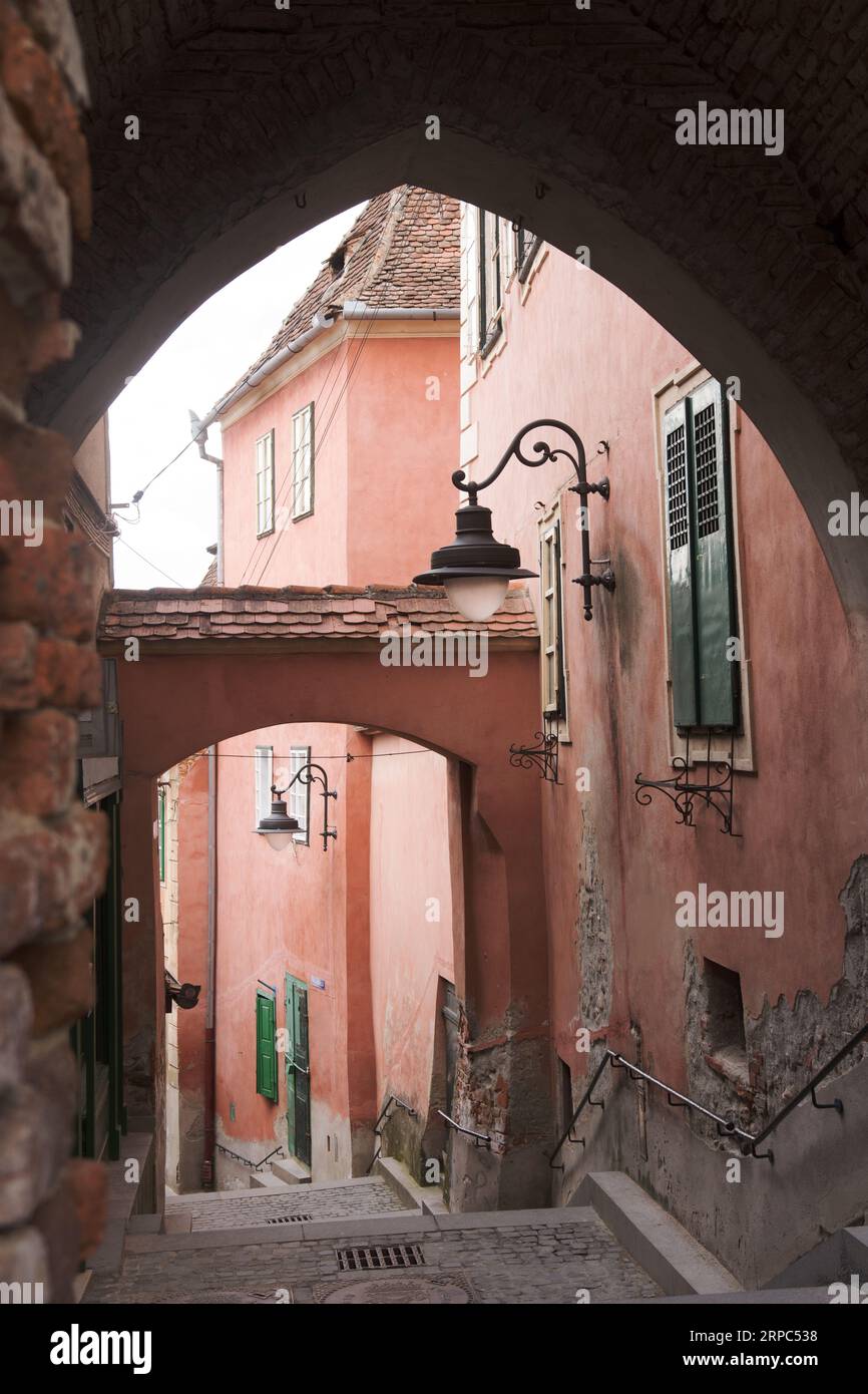 Fußgängerzone mit Gebäuden in der Altstadt von Sibiu, Rumänien Stockfoto