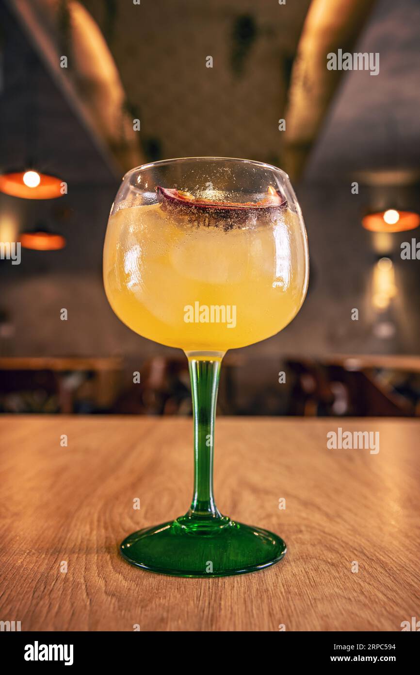 Ein erfrischender Sommercocktail mit Passionsfrucht an der Bar Stockfoto