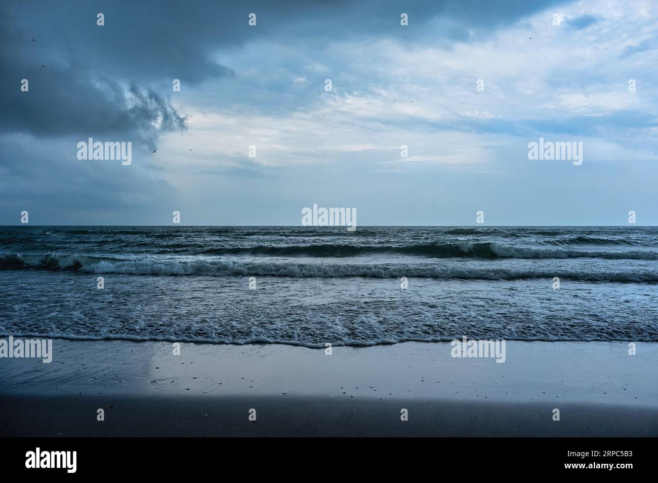 Das dunkle und bedrohliche Meer deutet auf die Ankunft eines Sturms hin Stockfoto