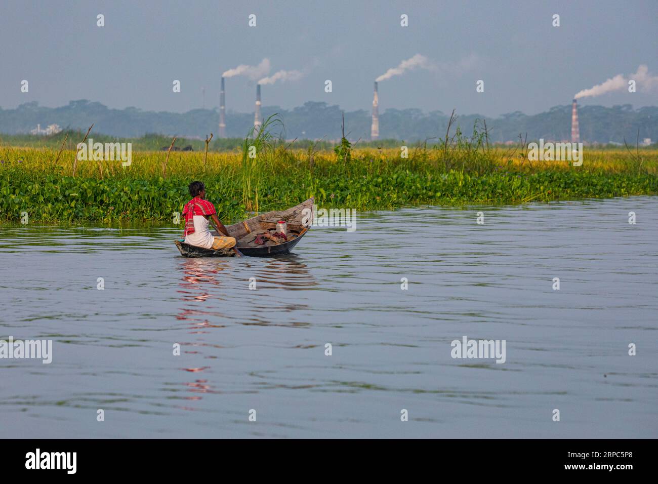 Emission einer großen Menge giftiger Elemente aus Ziegelöfen am Ufer des Sondha River in Banaripara in Barisal, Bangladesch. Stockfoto