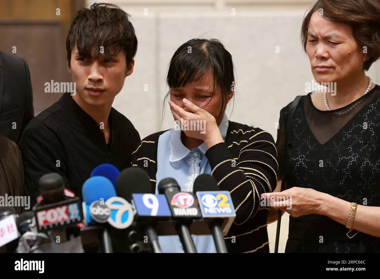 (190625) -- PEORIA, 25. Juni 2019 -- Zhang Yingyings Familienmitglieder treffen sich am 24. Juni 2019 in der Nähe des Bundesgerichtsgebäudes in Peoria, Illinois, USA. Brendt Christensen, ein ehemaliger Doktorand der University of Illinois in Urbana-Champaign (UIUC), wurde am Montag der Entführung und Ermordung von Zhang Yingying, einem chinesischen Gastwissenschaftler an der UIUC, im Jahr 2017 für schuldig befunden. U.S.-ILLINOIS-PEORIA-BRENDT CHRISTENSEN-KIDNAPPING-KILLING-VISITING-CHINESE SCHOLAR-PROZESS WANGXPING PUBLICATIONXNOTXINXCHN Stockfoto