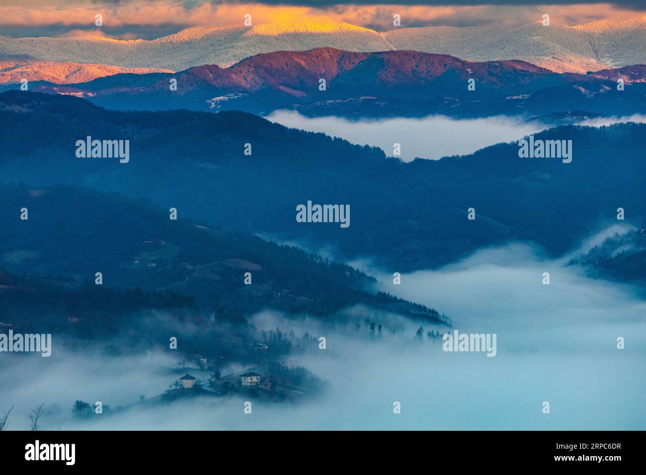 Winterwolken im Berg Stockfoto