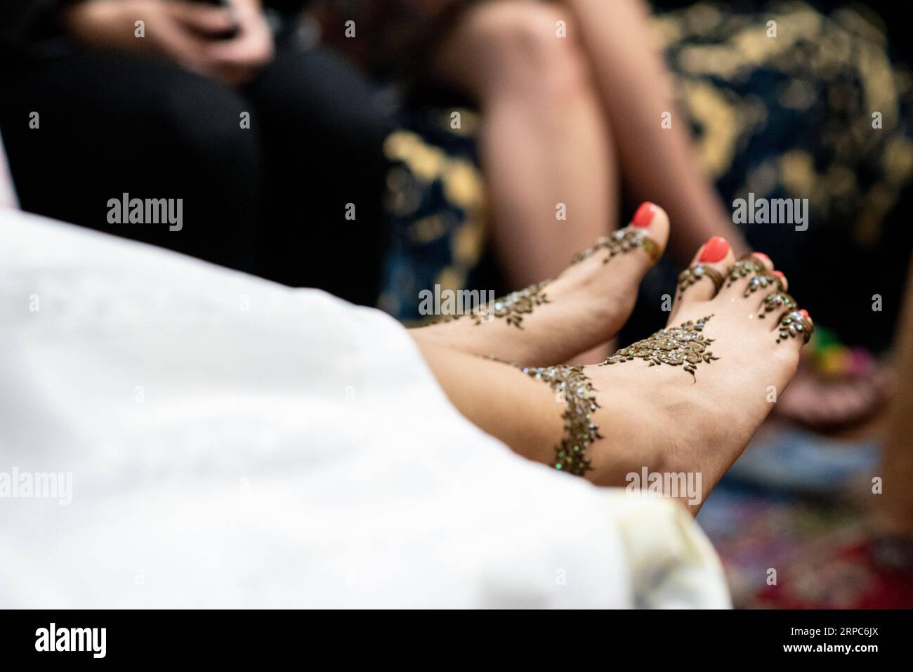 Detail der Henna-Dekoration auf Frauenfüßen während einer Feier. Stockfoto