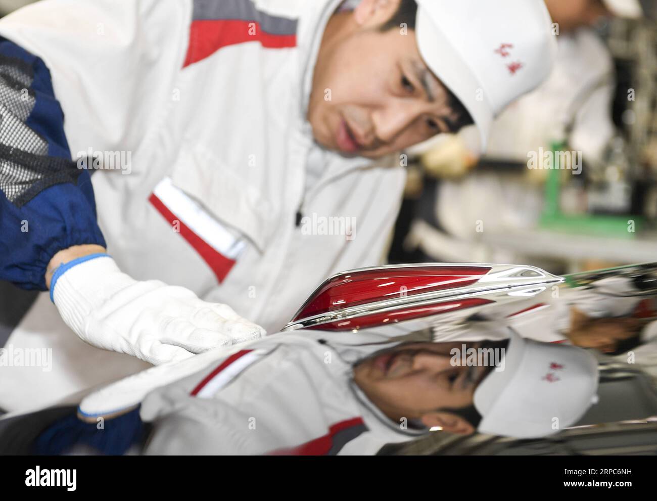 (190625) -- CHANGCHUN, 25. Juni 2019 -- Ein Mitarbeiter installiert einen Dekorationsteil an einem Hongqi-Fahrzeug in einem Werk von Chinas erster Automobilwerkstatt (FAW) in Changchun, nordöstliche chinesische Provinz Jilin, 9. April 2019. Chinas führender Automobilhersteller FAW Group hat eine Reihe chirurgischer Reformen in Bezug auf sein Personalsystem und die Markenrekonstruktion in Angriff genommen. ) CHINA-CHANGCHUN-FAW-GRUPPENREFORM (CN) XUXCHANG PUBLICATIONXNOTXINXCHN Stockfoto