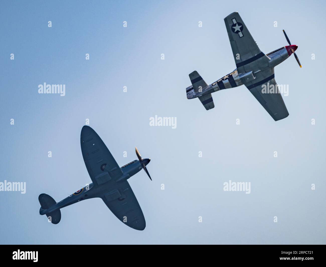 Ein unbekanntes amerikanisches Flugzeug aus dem 2. Weltkrieg (oben rechts) und ein Spitfire aus dem 2. Weltkrieg (unten links). BOURNEMOUTH; Großbritannien: AUSSERGEWÖHNLICHE Bilder zeigen aufregende Luftaufnahmen von Bou Stockfoto