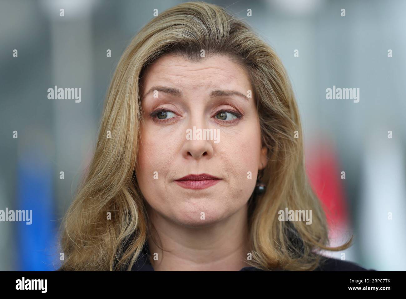 (190626) -- BRÜSSEL, 26. Juni 2019 -- die britische Verteidigungsministerin Penny Mordaunt trifft am 26. Juni 2019 zu einem Treffen der NATO-Verteidigungsminister im NATO-Hauptquartier in Brüssel (Belgien) ein. Die Verteidigungsminister der NATO trafen sich am Mittwoch in Brüssel, um zwei Tage lang Gespräche über die wichtigsten Sicherheitsfragen aufzunehmen. ) BELGIEN-BRÜSSEL-NATO-VERTEIDIGUNGSMINISTERTREFFEN ZHANGXCHENG PUBLICATIONXNOTXINXCHN Stockfoto