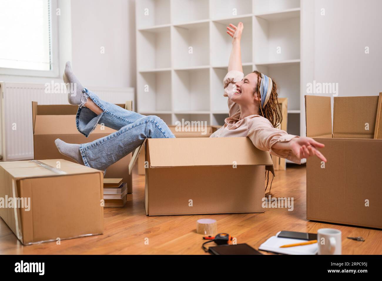 Glückliche Frau Spaß beim Umzug in neue Wohnung. Stockfoto