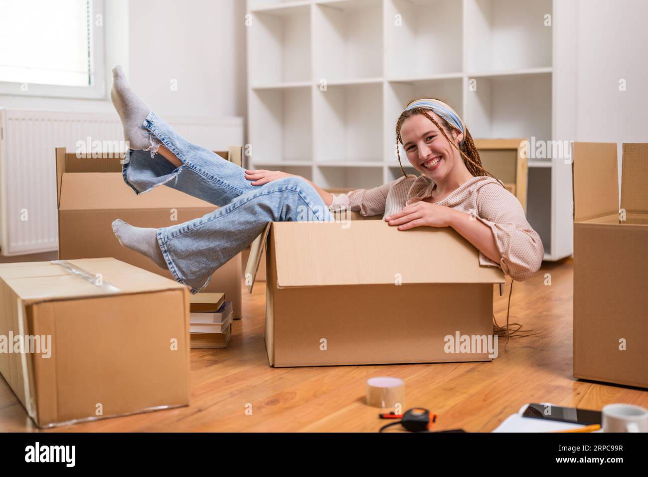 Glückliche Frau Spaß beim Umzug in neue Wohnung. Stockfoto