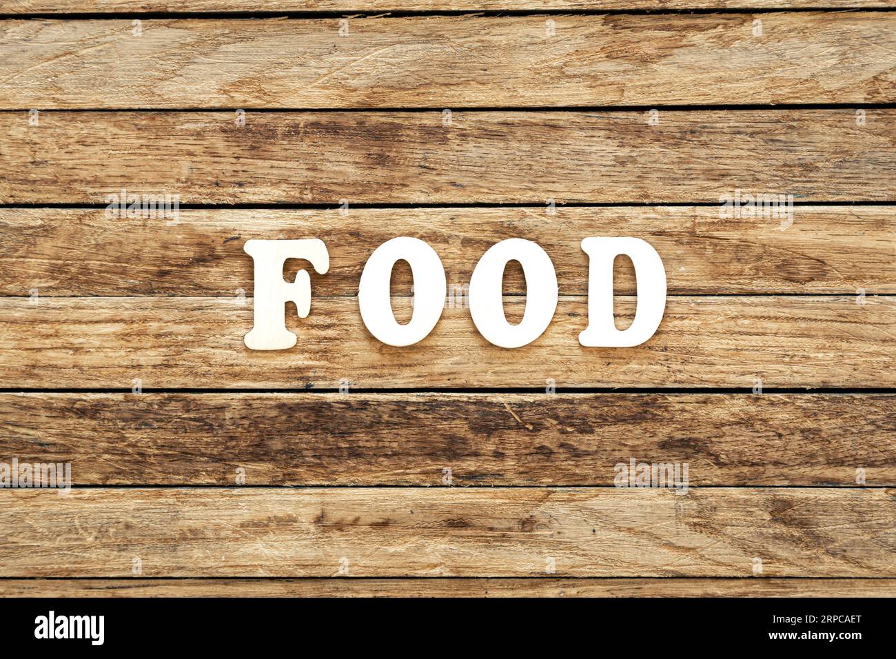 Das Wort Essen geschrieben auf Holzbuchstaben auf Holzhintergrund, Draufsicht. Stockfoto