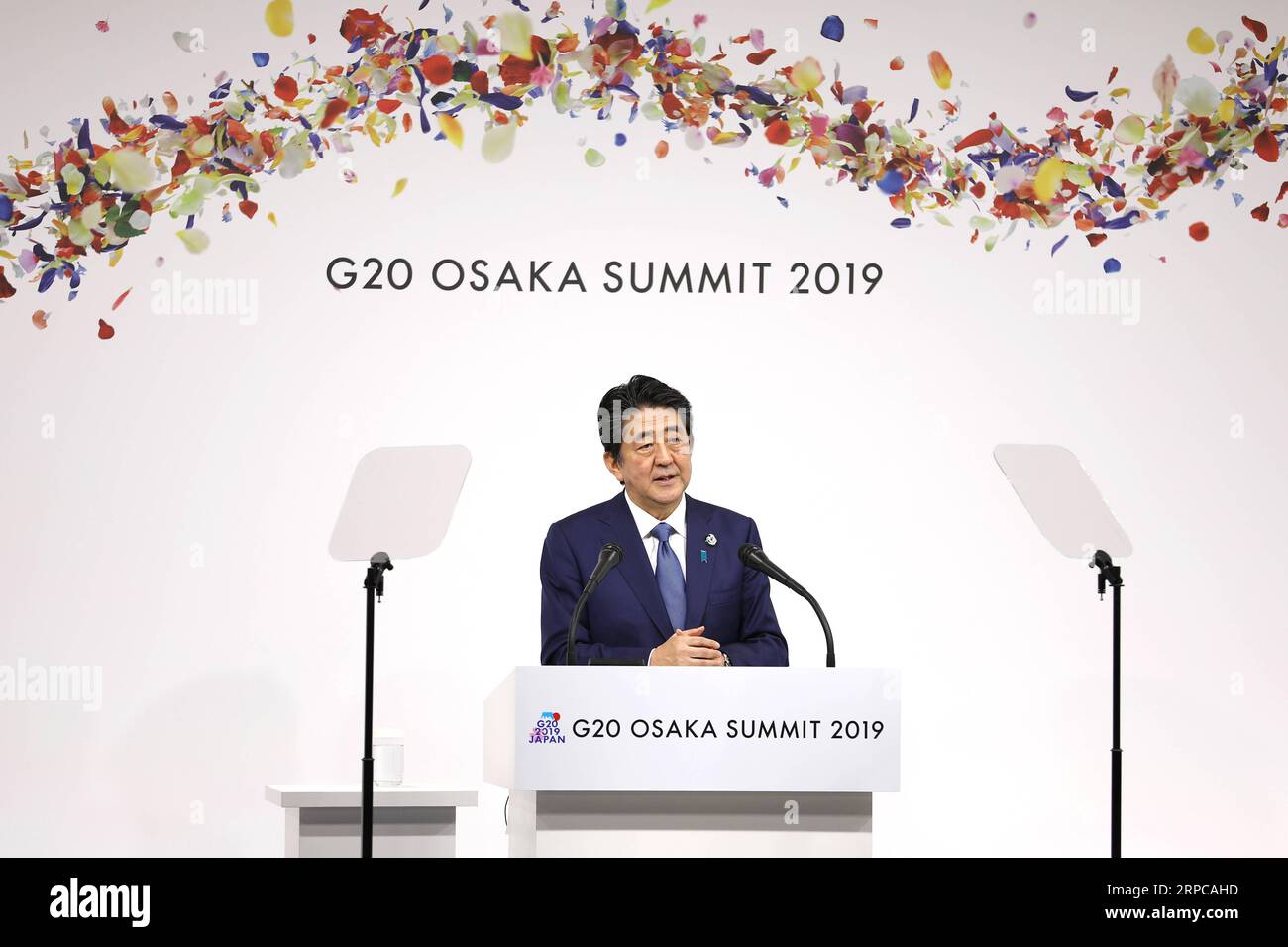 (190629) -- OSAKA, 29. Juni 2019 -- der japanische Premierminister Shinzo Abe spricht während einer Pressekonferenz nach dem G20-Gipfel in Osaka, Japan, am 29. Juni 2019. Der japanische Premierminister Shinzo Abe sagte am Samstag beim Abschluss eines zweitägigen Gipfels der 20 (G20) großen Volkswirtschaften in Osaka, Westjapan, dass zwischen den Mitgliedern ein Konsens erzielt worden sei, um die Abwärtsrisiken der Weltwirtschaft anzugehen. ) JAPAN-OSAKA-G20-GIPFEL-SHINZO ABE DUXXIAOYI PUBLICATIONXNOTXINXCHN Stockfoto