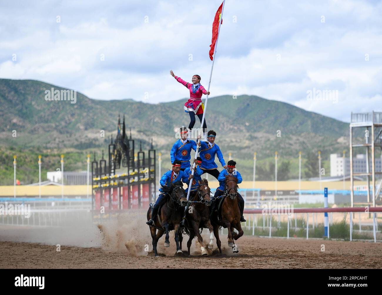 (190629) -- HOHHOT, 29. Juni 2019 -- Rider treten bei der Eröffnungszeremonie des 6. Internationalen Reiterfestivals der Inneren Mongolei in Hohhot, der Hauptstadt der Autonomen Region der Inneren Mongolei in Nordchina, am 29. Juni 2019 auf. Das 6. Internationale Reiterfest der Inneren Mongolei, ein viermonatiges Pferderennen, begann am Samstag in Hohhot. Die Veranstalter sagen, dass das Reiterfest von Juni bis Oktober stattfinden wird und verschiedene Veranstaltungen umfasst, darunter 32 regelmäßige Rennen wie Reitsportspiele, Polospiele, Flachrennen und Ausdauerrennen. ) CHINA-INNERE MONGOLEI-INTERNATIONALE EQUES Stockfoto