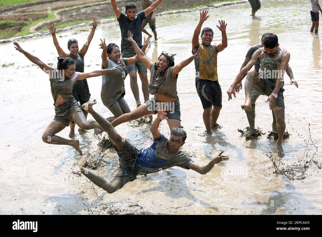 (190629) -- LALITPUR, 29. Juni 2019 -- Nepalesische Menschen Gesten während des Schlammbruchs während einer Schlammpassage am Vorabend des National Paddy Day Festivals in Lalitpur, Nepal, 29. Juni 2019. Das Festival, das auf Asar 15 des nepalesischen Kalenders fällt, ist mit Reisplantage, Tanz und Spiel mit matschigem Wasser gekennzeichnet. ) NEPAL-LALITPUR-NATIONAL PADDY DAY FESTIVAL-SCHLAMM FUN SUNILXSHARMA PUBLICATIONXNOTXINXCHN Stockfoto