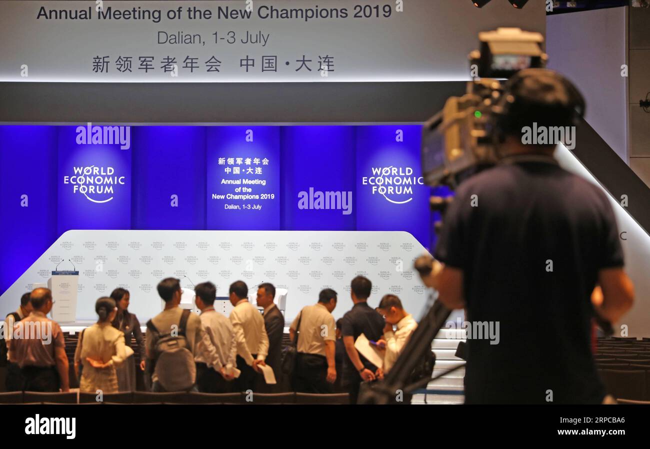 (190630) -- DALIAN, 30. Juni 2019 -- Ein Kameramann arbeitet im Dalian International Conference Center in Dalian, Provinz Liaoning im Nordosten Chinas, 30. Juni 2019. Das Sommertreffen 2019 in Davos findet ab Juli 1-3 in der nordöstlichen chinesischen Küstenstadt Dalian statt, wobei die Globalisierung im Mittelpunkt steht. Auch als 13. Jahrestagung der neuen Champions bekannt, wird das diesjährige Forum das Thema Leadership 4,0: Successing in a New Era of Globalization präsentieren. ) CHINA-LIAONING-DALIAN-SUMMER DAVOS FORUM-PREPARATES (CN) YANGXQING PUBLICATIONXNOTXINXCHN Stockfoto