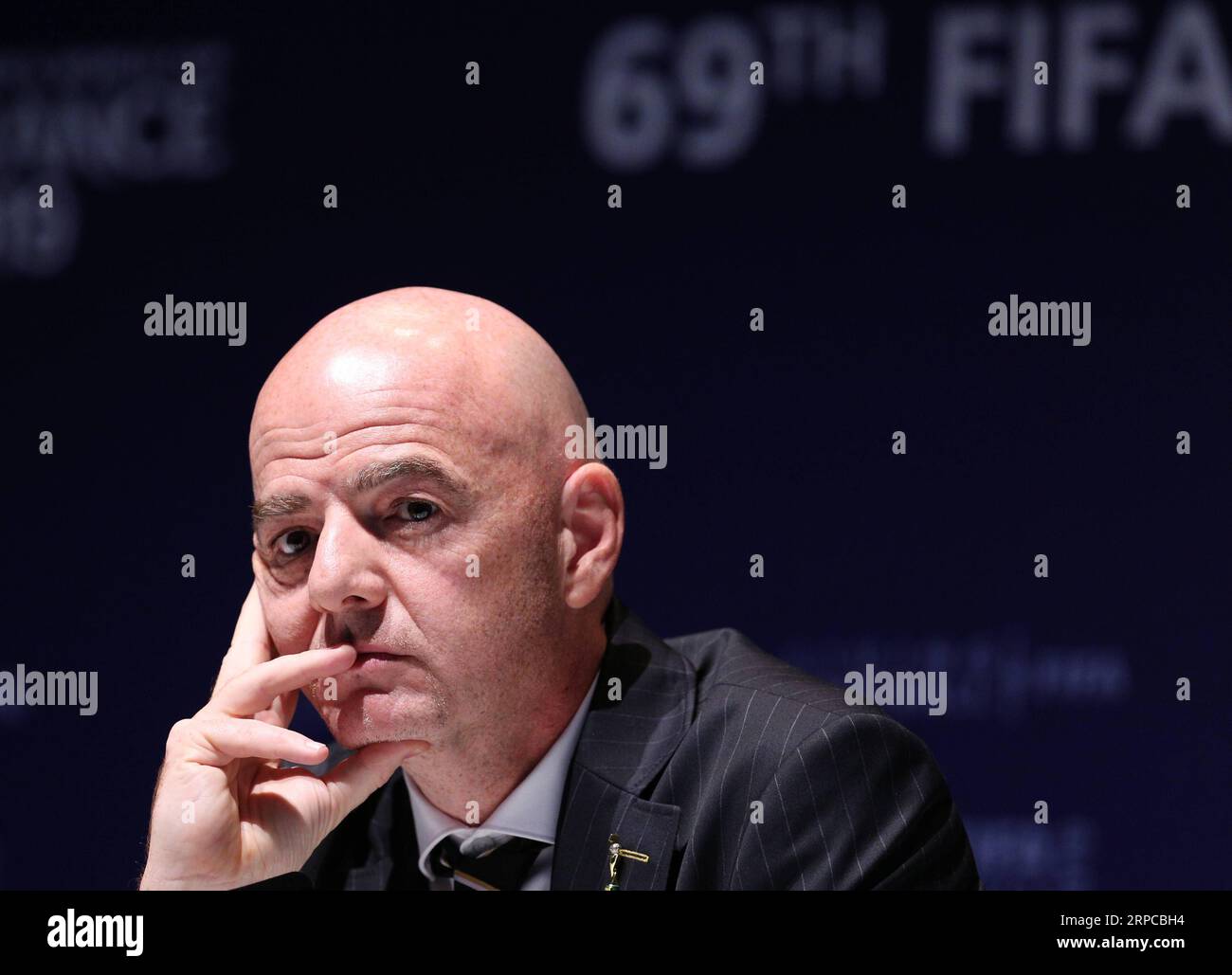 (190630) -- PEKING, 30. Juni 2019 -- FIFA-Präsident Gianni Infantino reagiert während einer Pressekonferenz nach dem 69. FIFA-Kongress in Paris, Frankreich, 5. Juni 2019. ) Porträts vom Juni 2019 GaoxJing PUBLICATIONxNOTxINxCHN Stockfoto