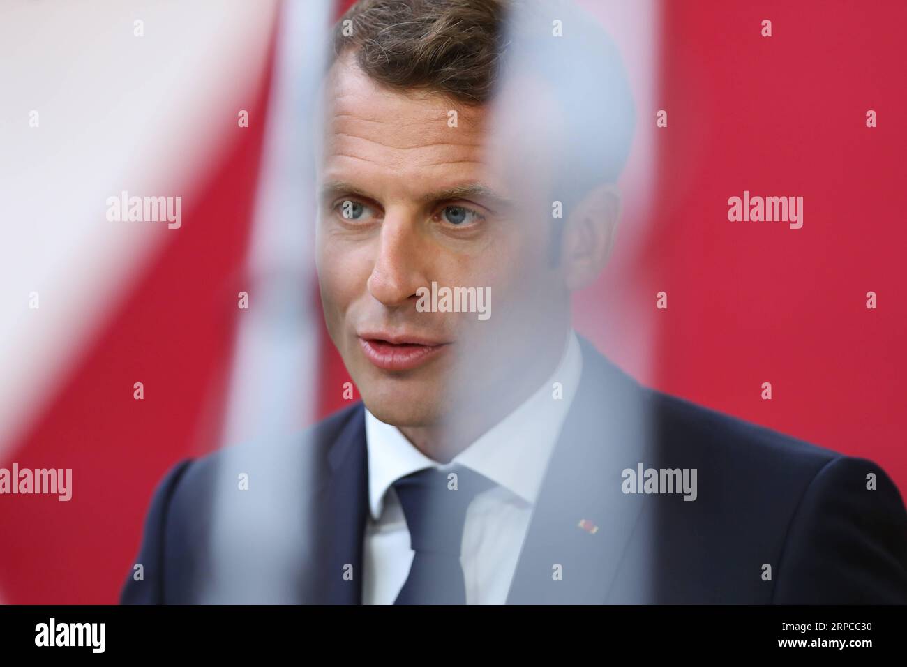 (190701) -- BRÜSSEL, 1. Juli 2019 -- der französische Präsident Emmanuel Macron kommt zum Sondergipfel des Europäischen Rates am 30. Juni 2019 in Brüssel, Belgien. Die Staats- und Regierungschefs der 28 Mitgliedstaaten der Europäischen Union haben am Sonntagnachmittag begonnen, sich zu versammeln, um über die Spitzenpositionen für den Block zu entscheiden. ) BELGIEN-BRÜSSEL-EU-SONDERGIPFEL ZhangxCheng PUBLICATIONxNOTxINxCHN Stockfoto